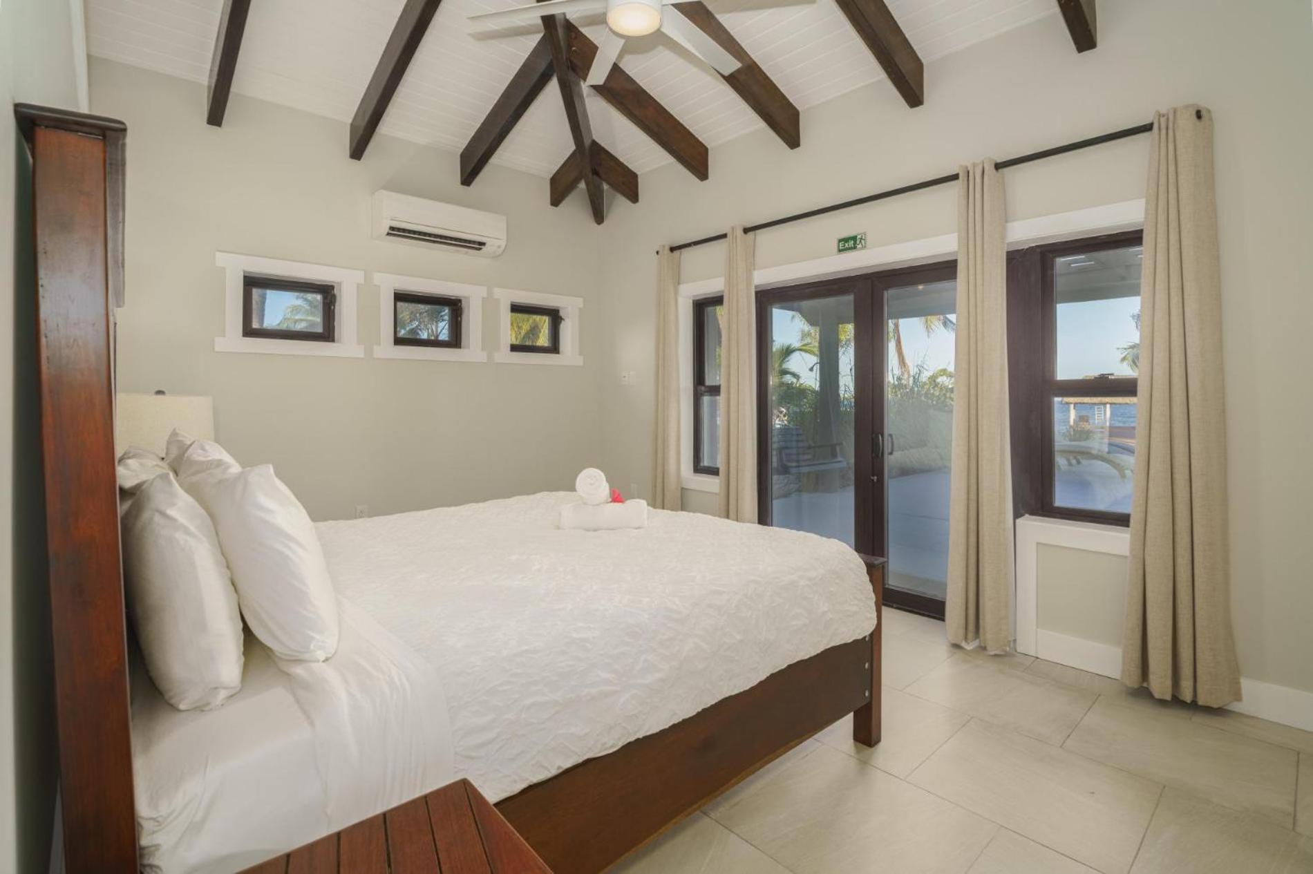 Casa de Wilson - 5 Bedroom Beachfront Villa