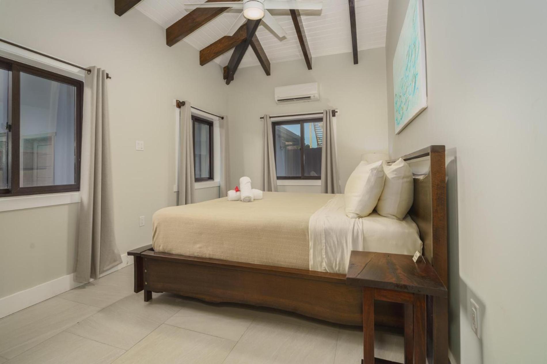 Casa de Wilson - 5 Bedroom Beachfront Villa