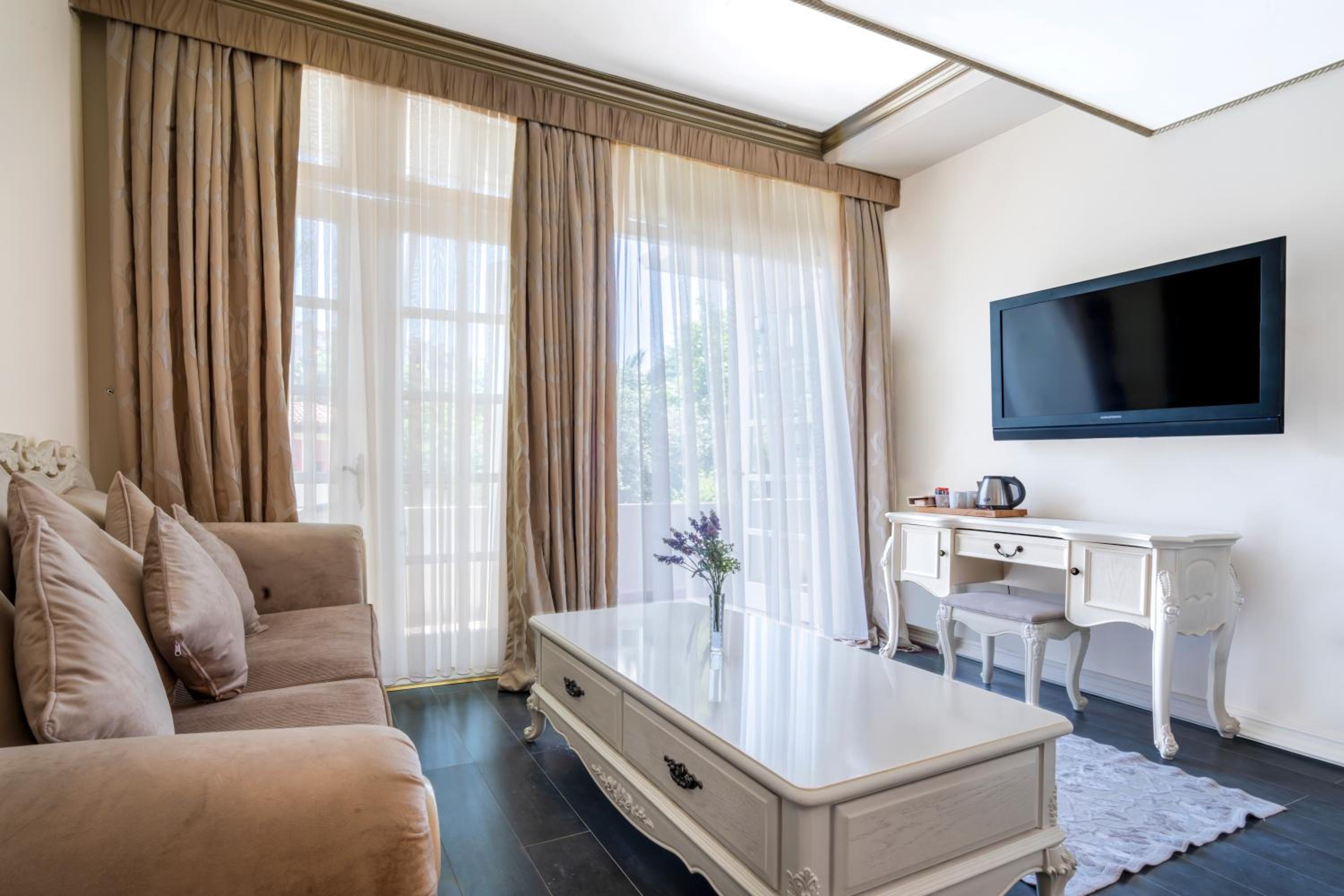 Elegance East Hotel - Image 23