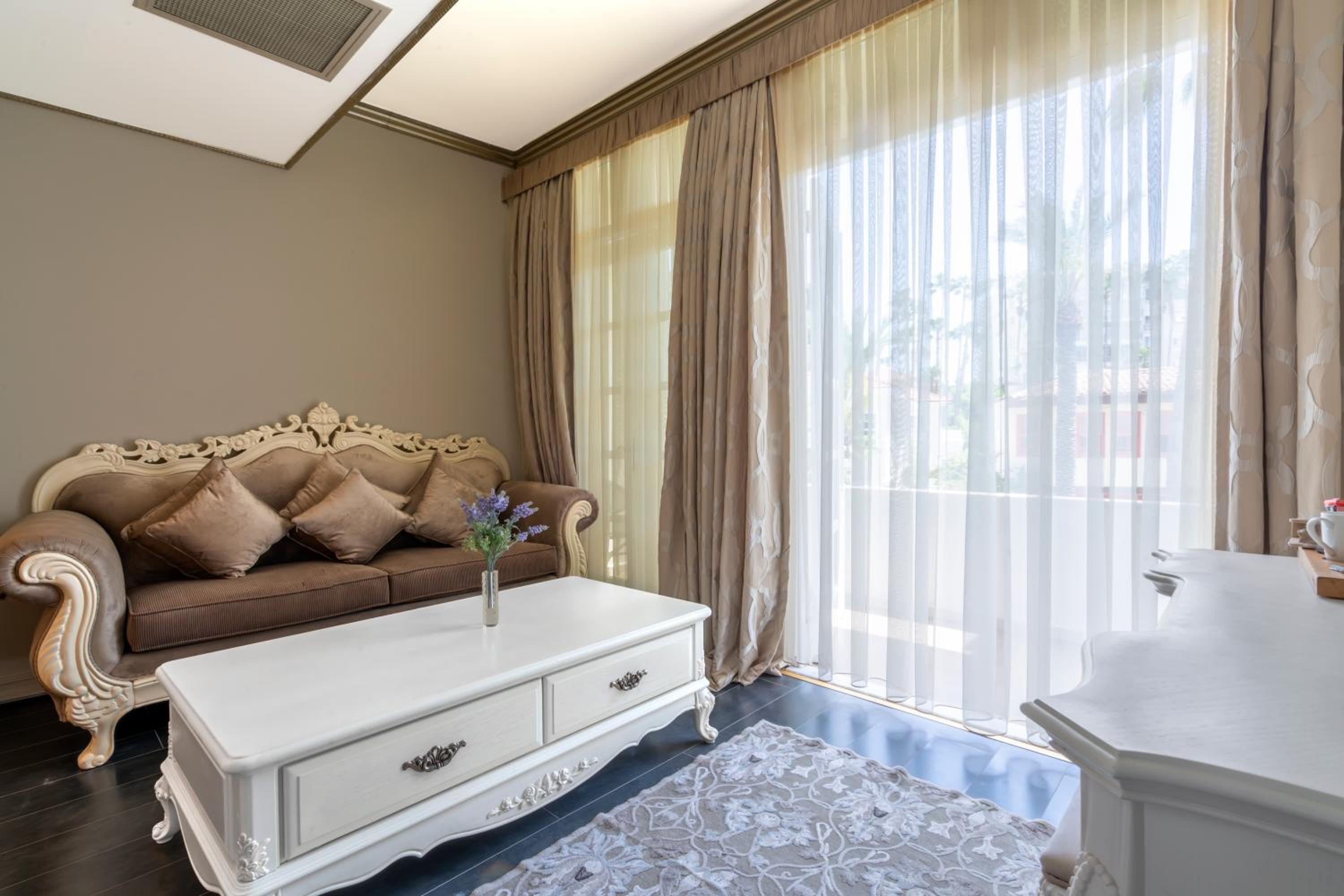 Elegance East Hotel - Image 18