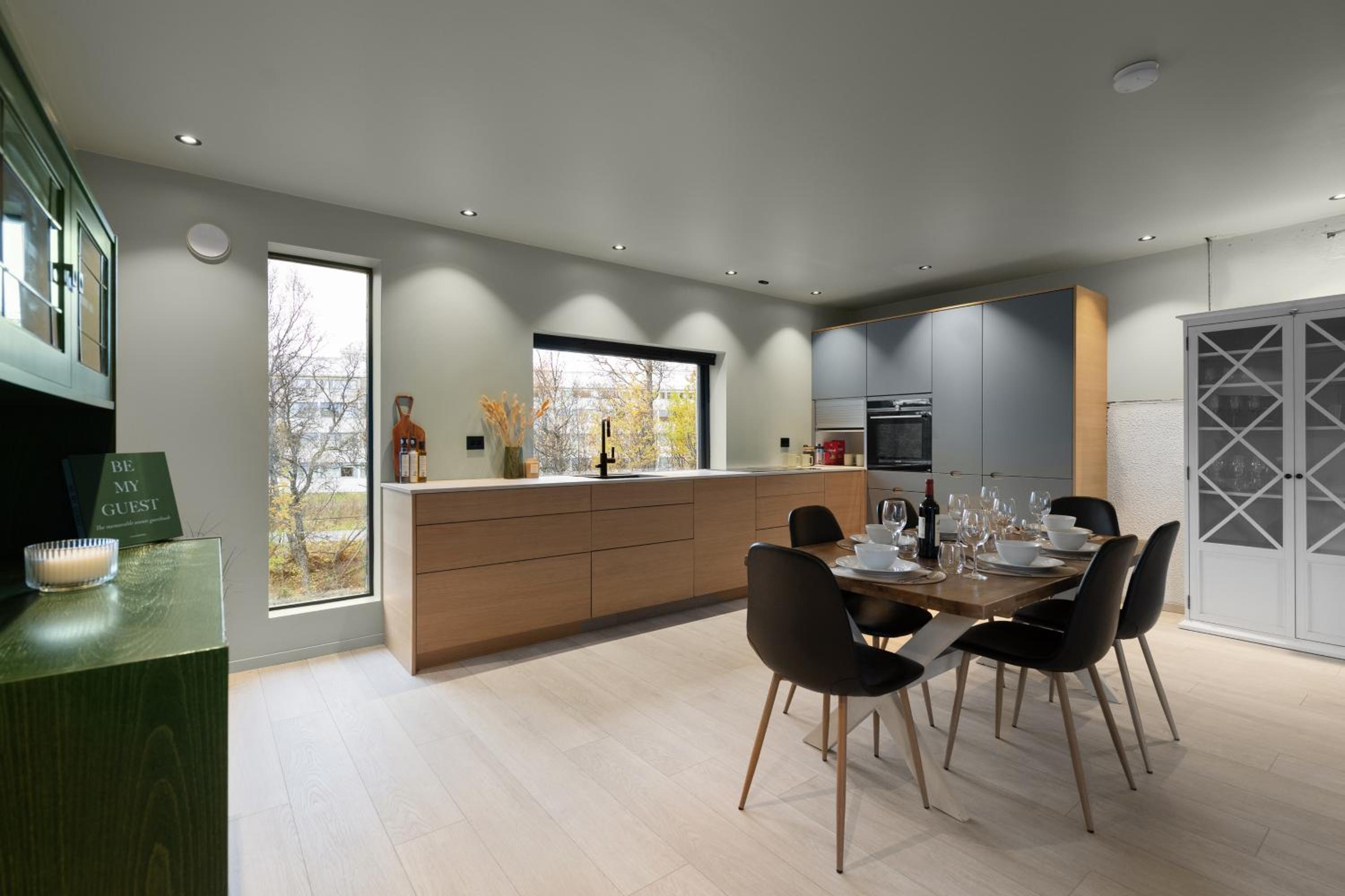 Spacious & Lovely Aurora Apartment I FREE Parking view 5