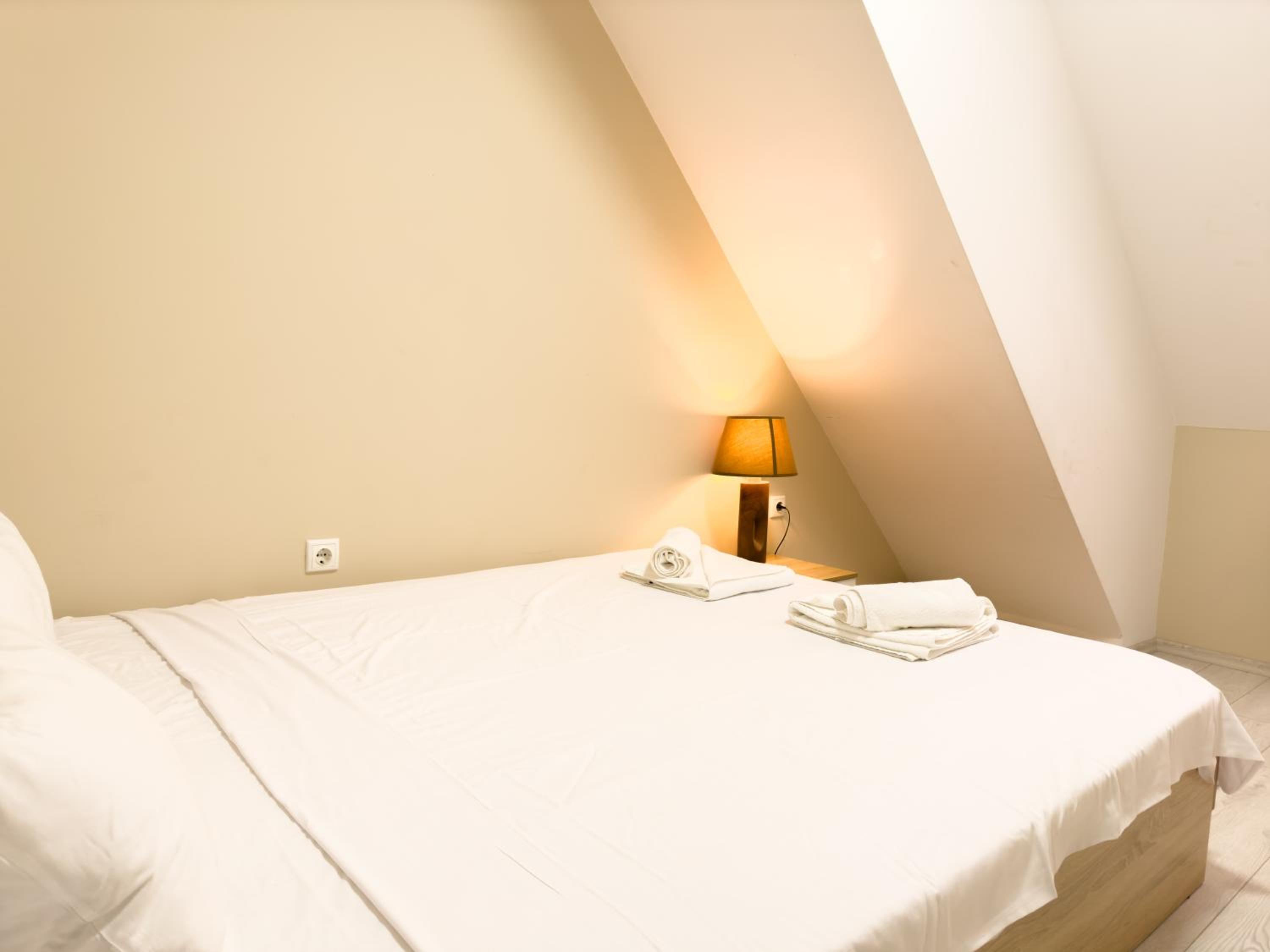 Elite Business Residence with Free Gym Pass, Street Parking and Full Office Setup view 3