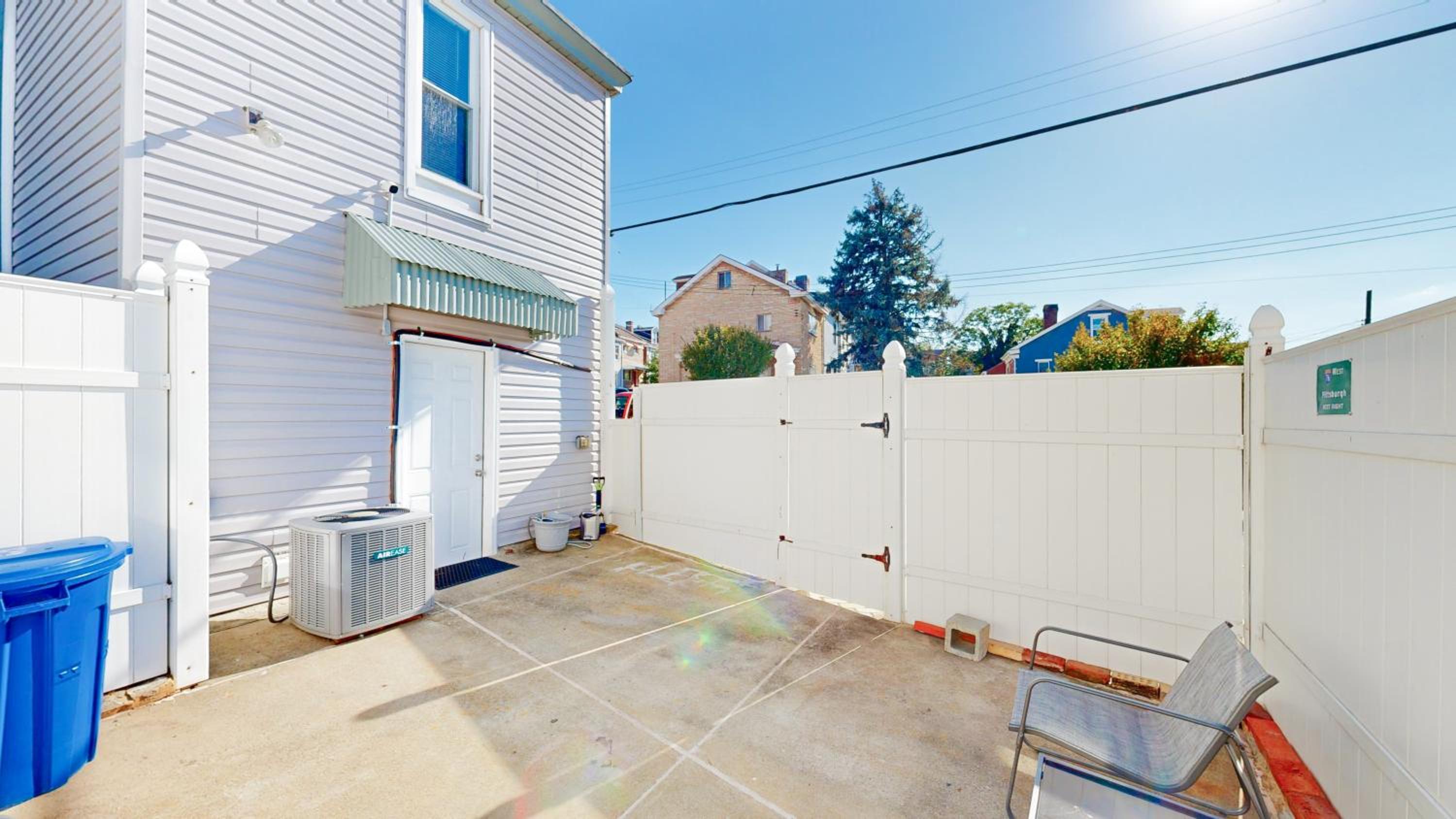 ENTIRE Big Home Close To Events - 2 Family Rooms - Kid Friendly - Private Patio & Firepit