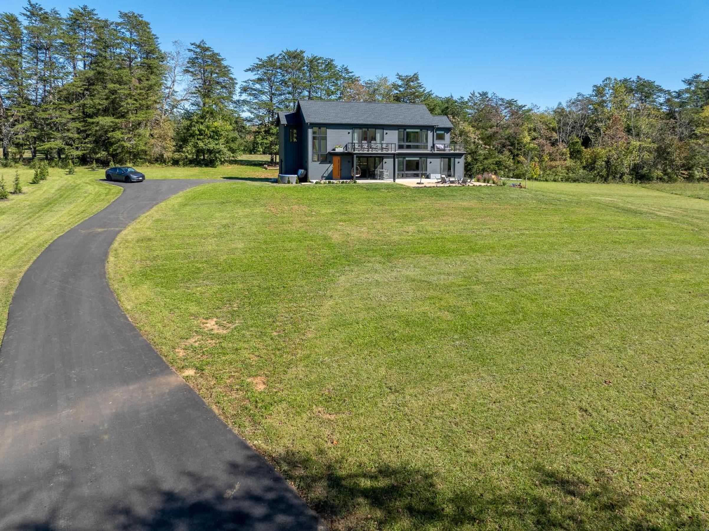 Hotel Contemporary Mountain Holiday Home With Hot Tub