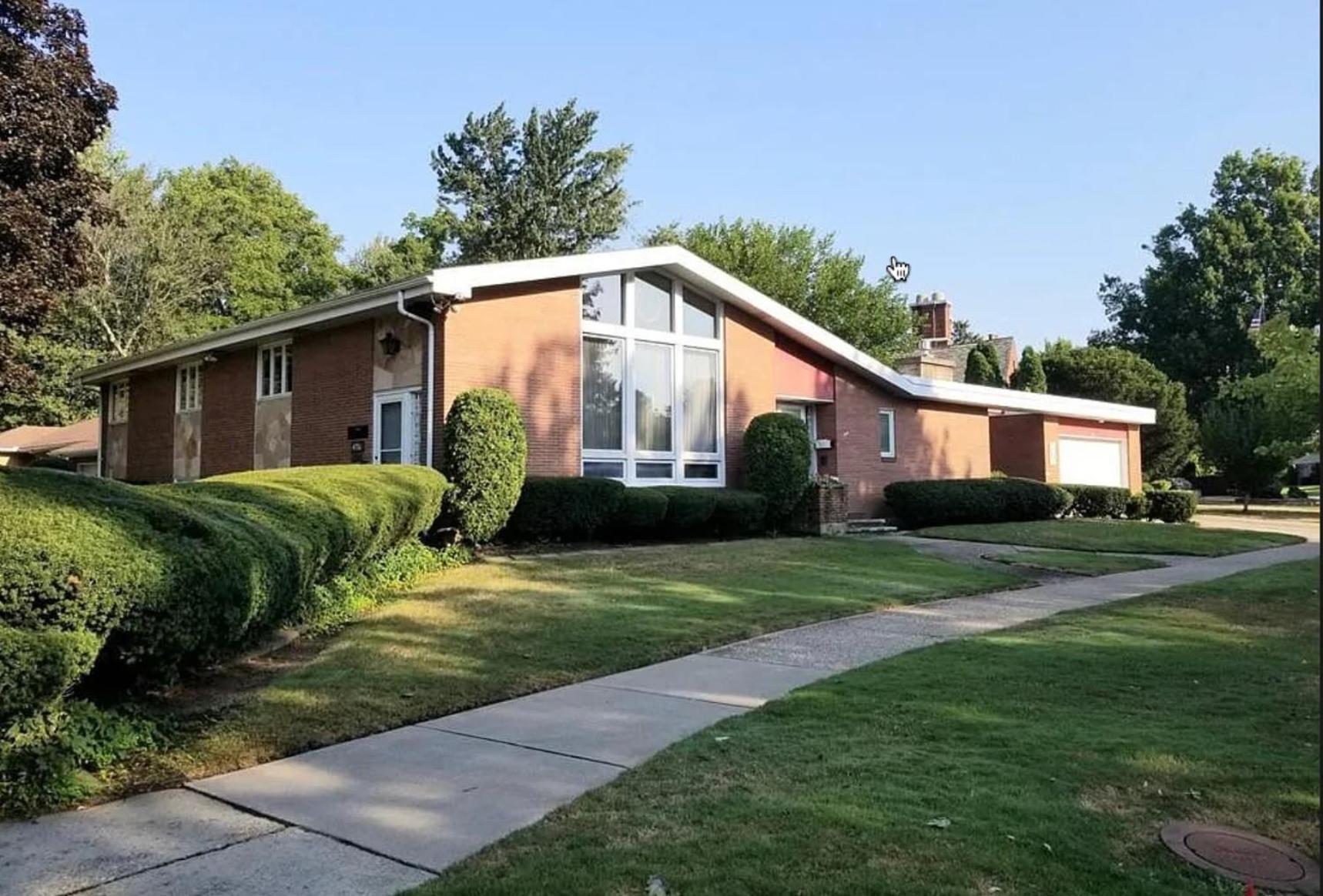 Cheerful 4 bedroom bungalow with indoor fireplace view 2