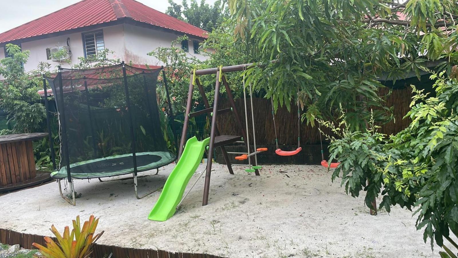 Location Piscine et terrasse pour vos fêtes view 3