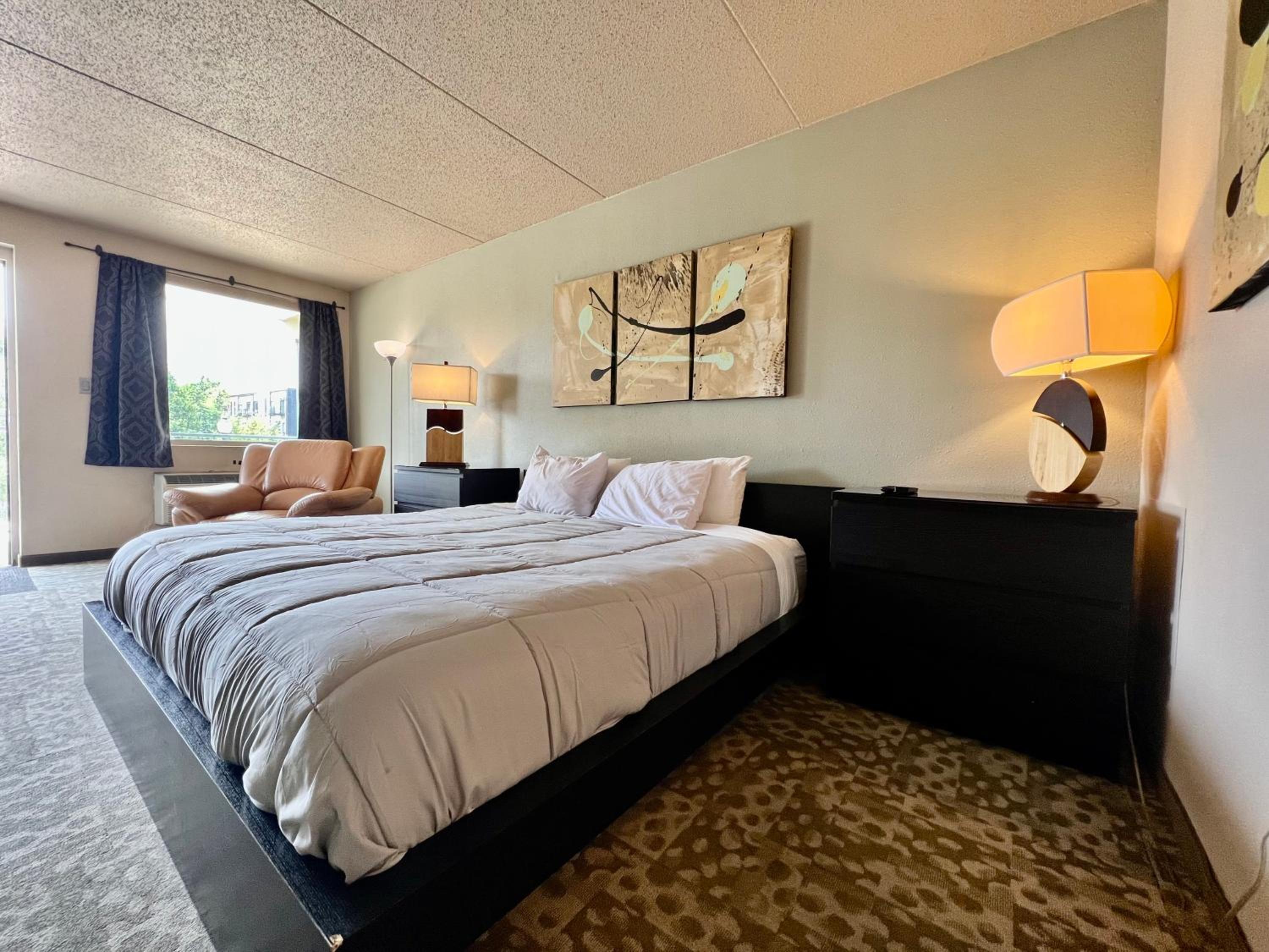 Lindell Motor Lodge - Downtown Cedar Falls Studio With Free Gated Parking! view 2