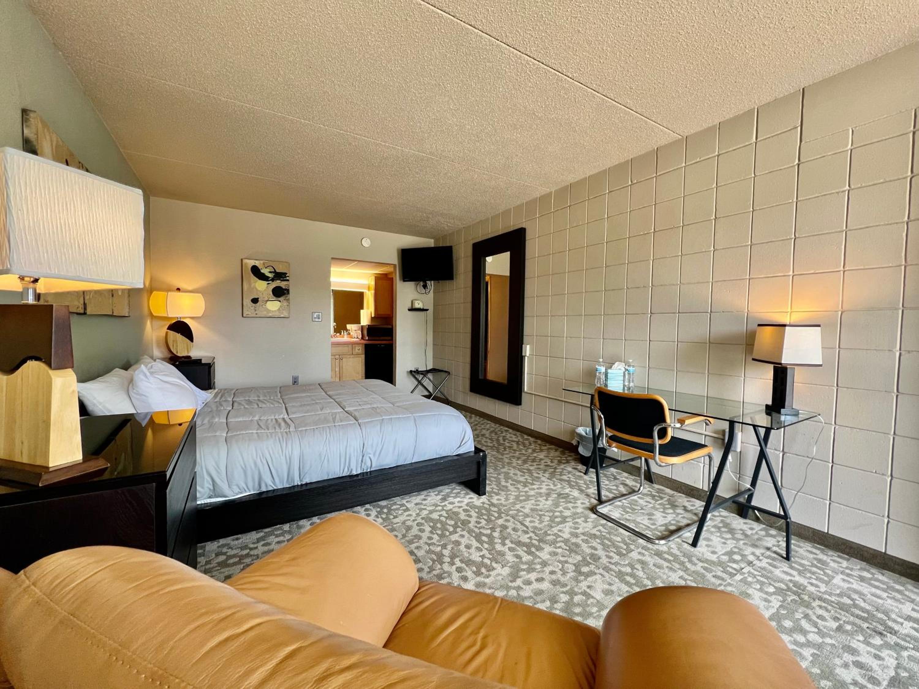 Lindell Motor Lodge - Downtown Cedar Falls Studio With Free Gated Parking! view 4