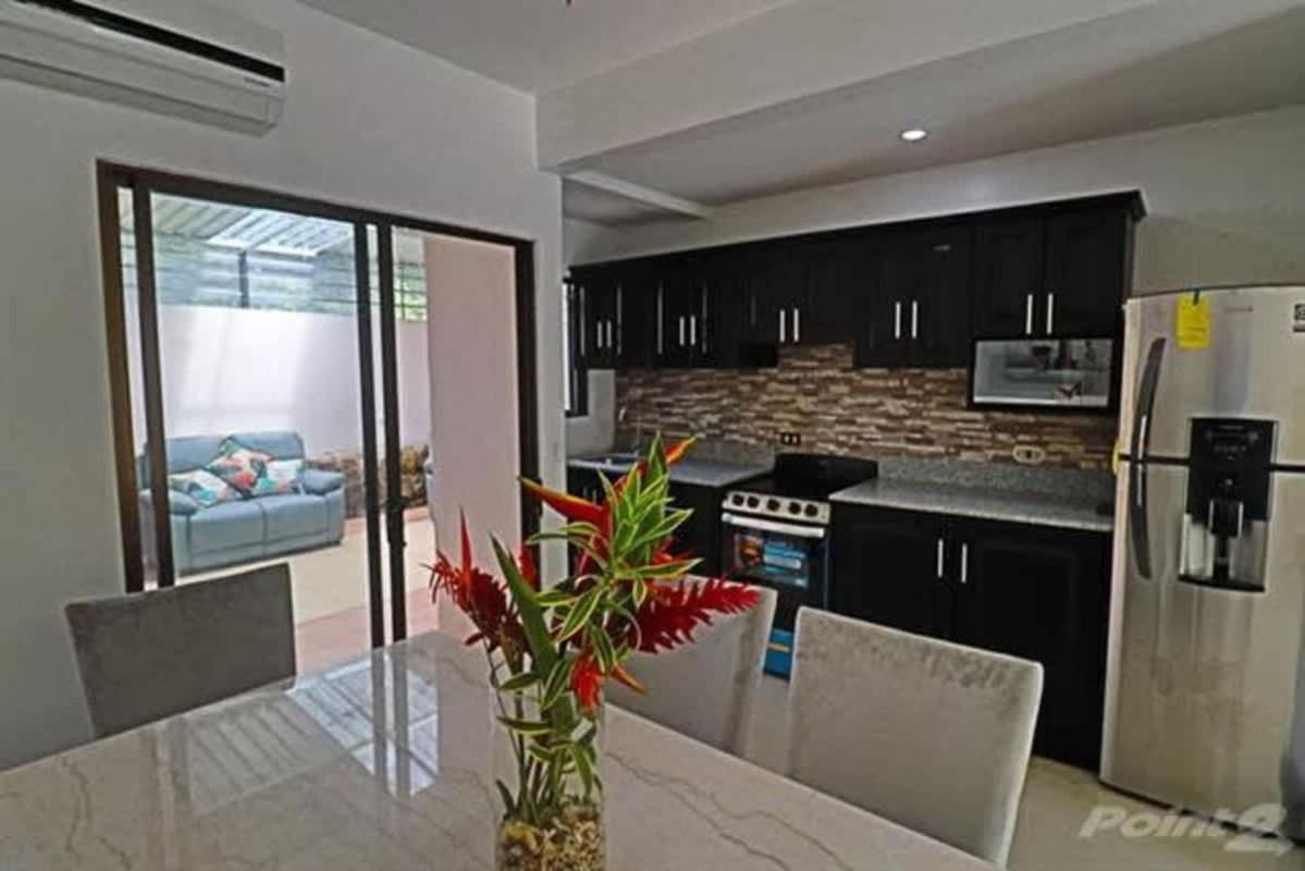 2-BD Unit with Pool 2 Blocks from Beach