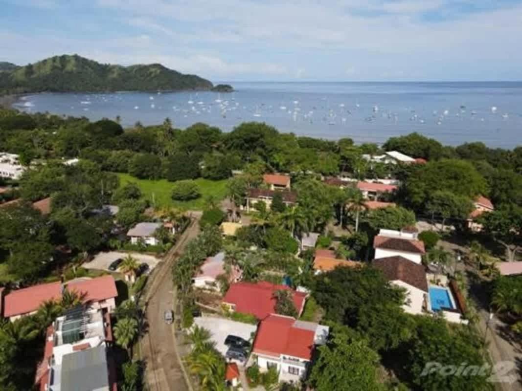 2-BD Unit with Pool 2 Blocks from Beach