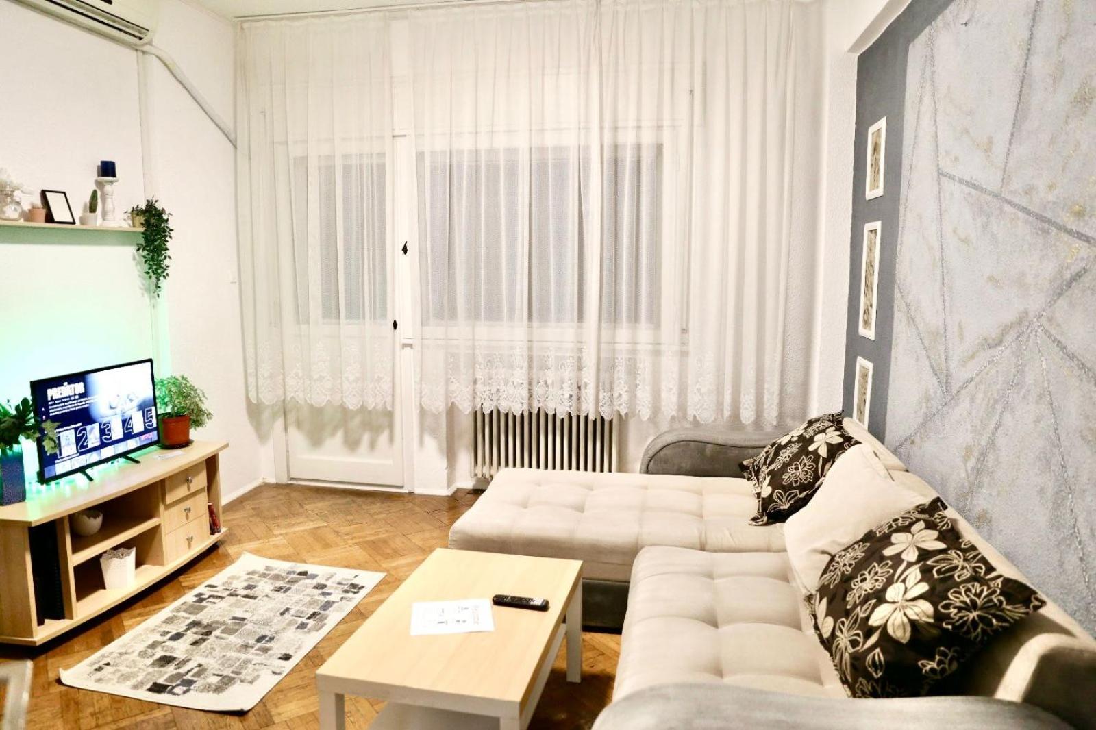 Apartment with 3 rooms in the city center view 2
