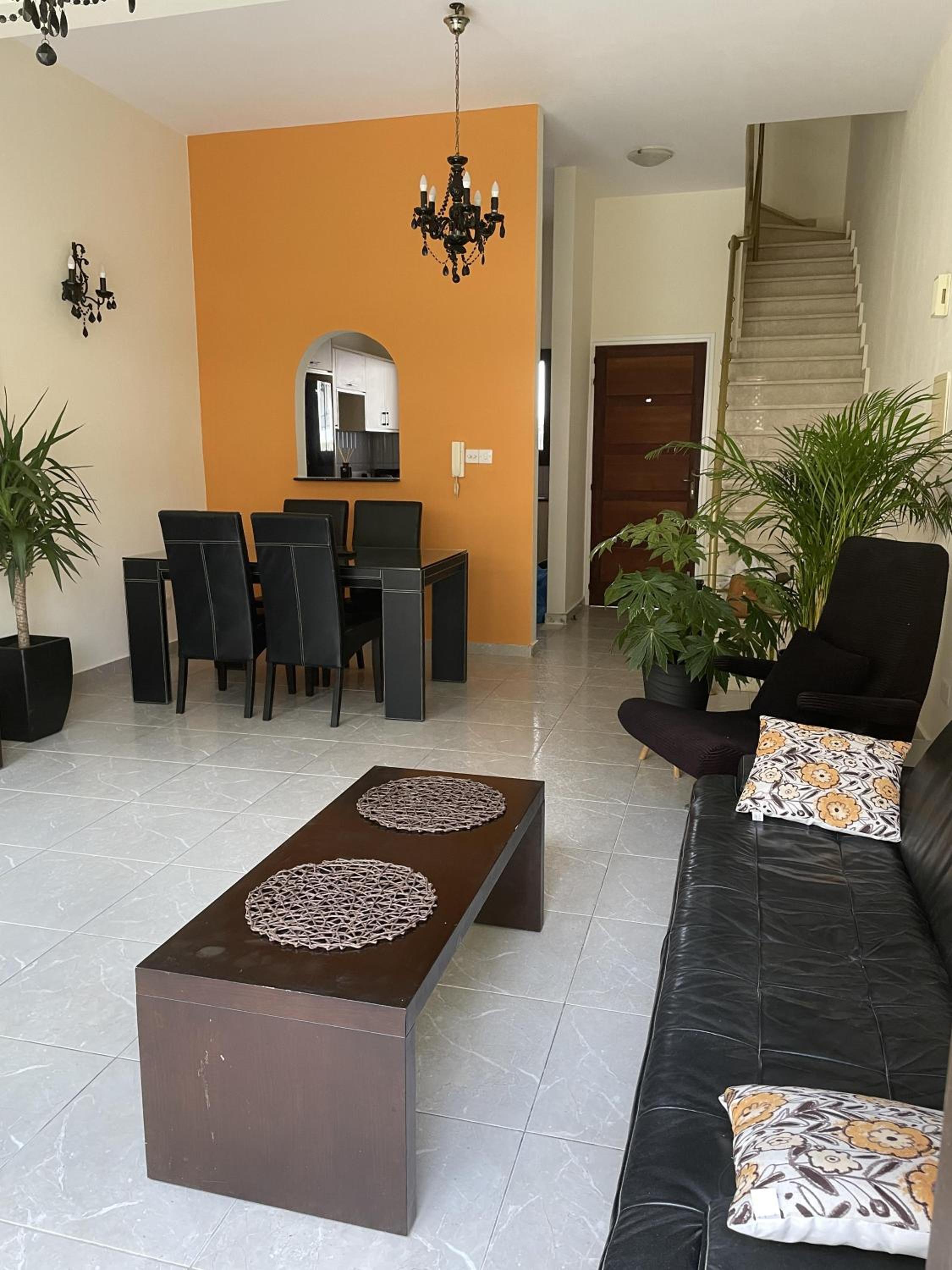 2 Bed Townhouse Sleeps 4 - Pool - Patio & Balcony