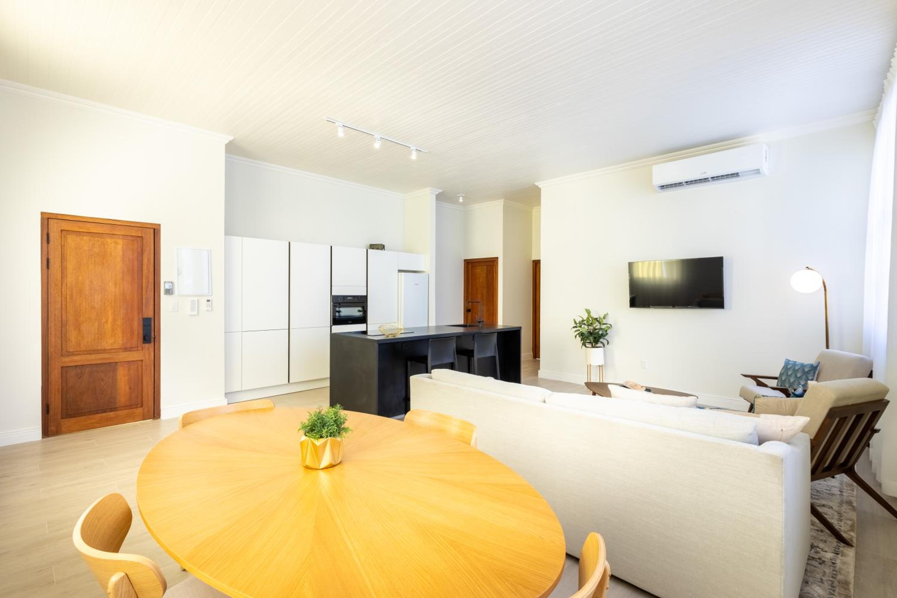 Broadway Apartments - Chic & Stylish Urban Stays