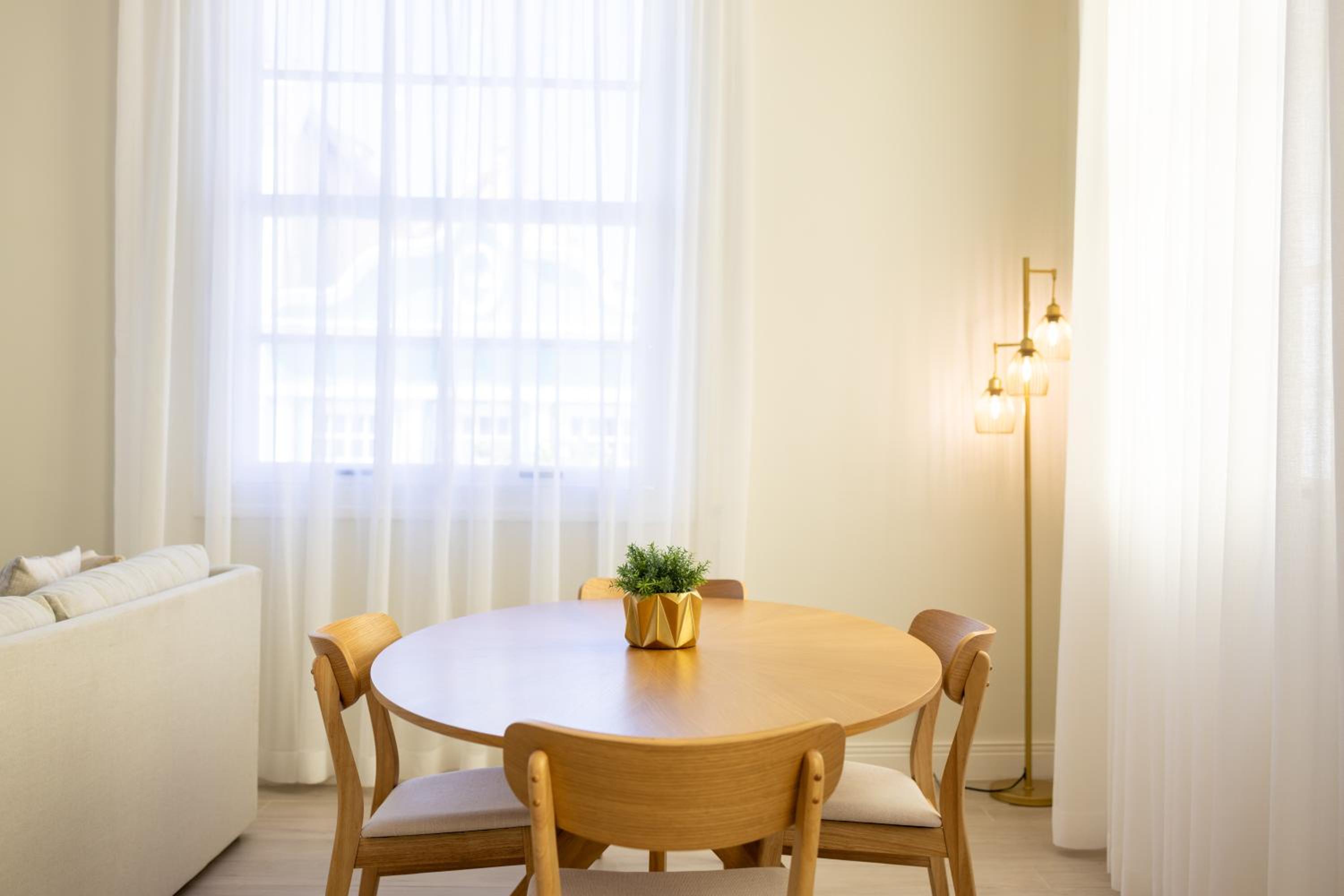 Broadway Apartments - Chic & Stylish Urban Stays