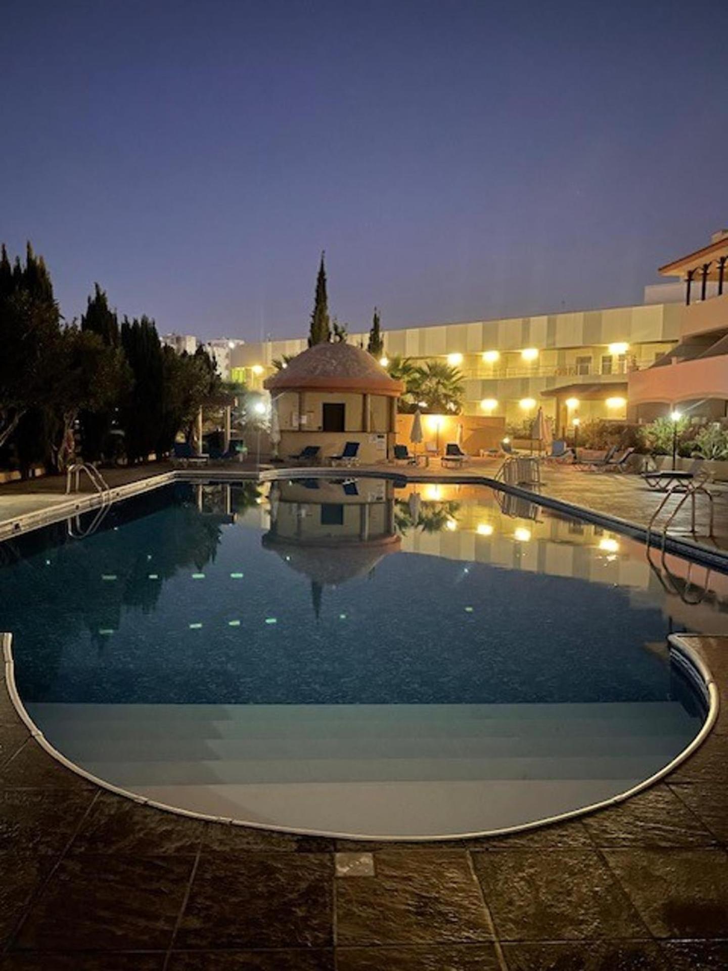 2 Bed Townhouse Sleeps 4 - Pool - Patio & Balcony