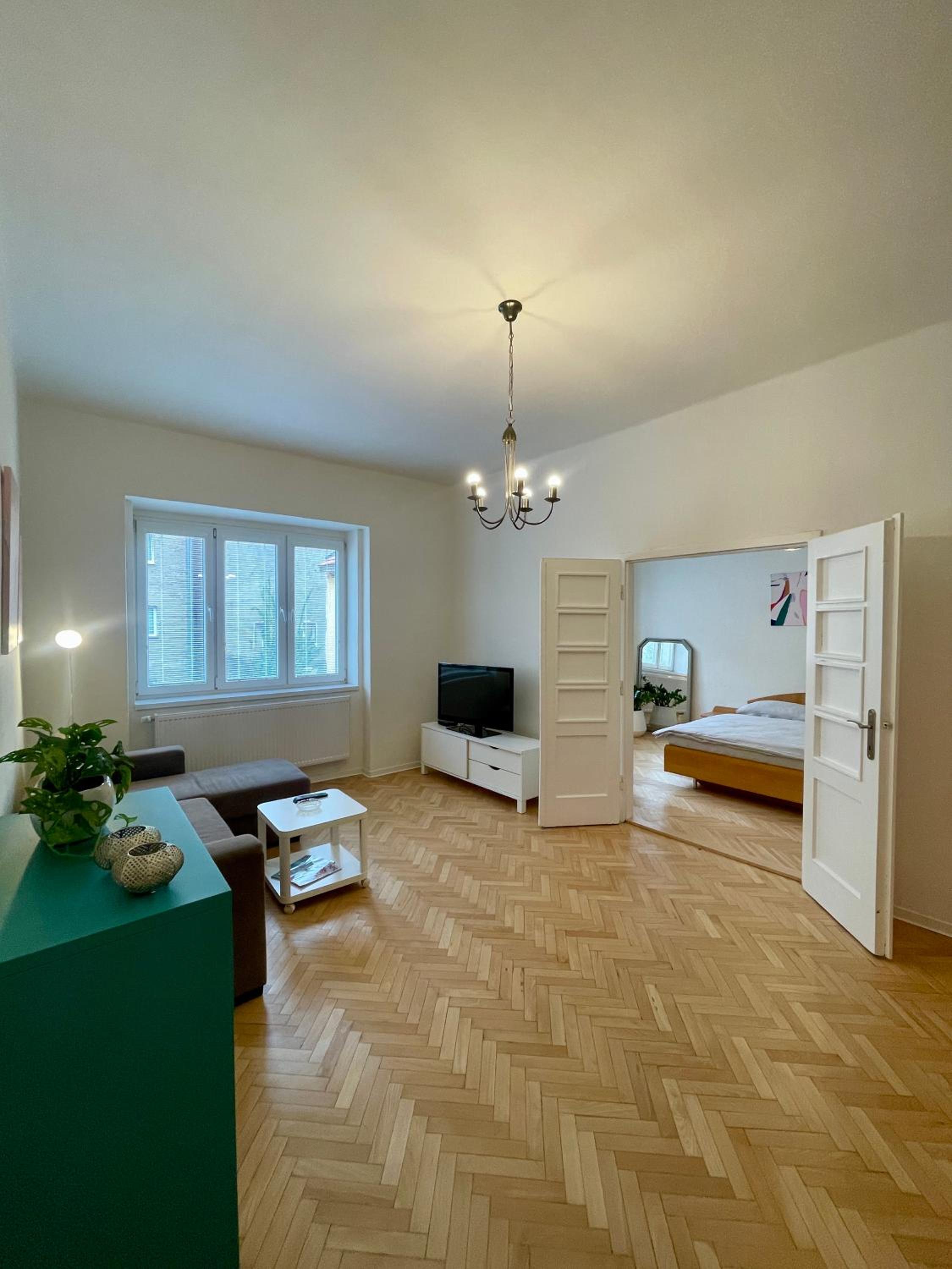 Nikki's vintage apartment in old town view 2