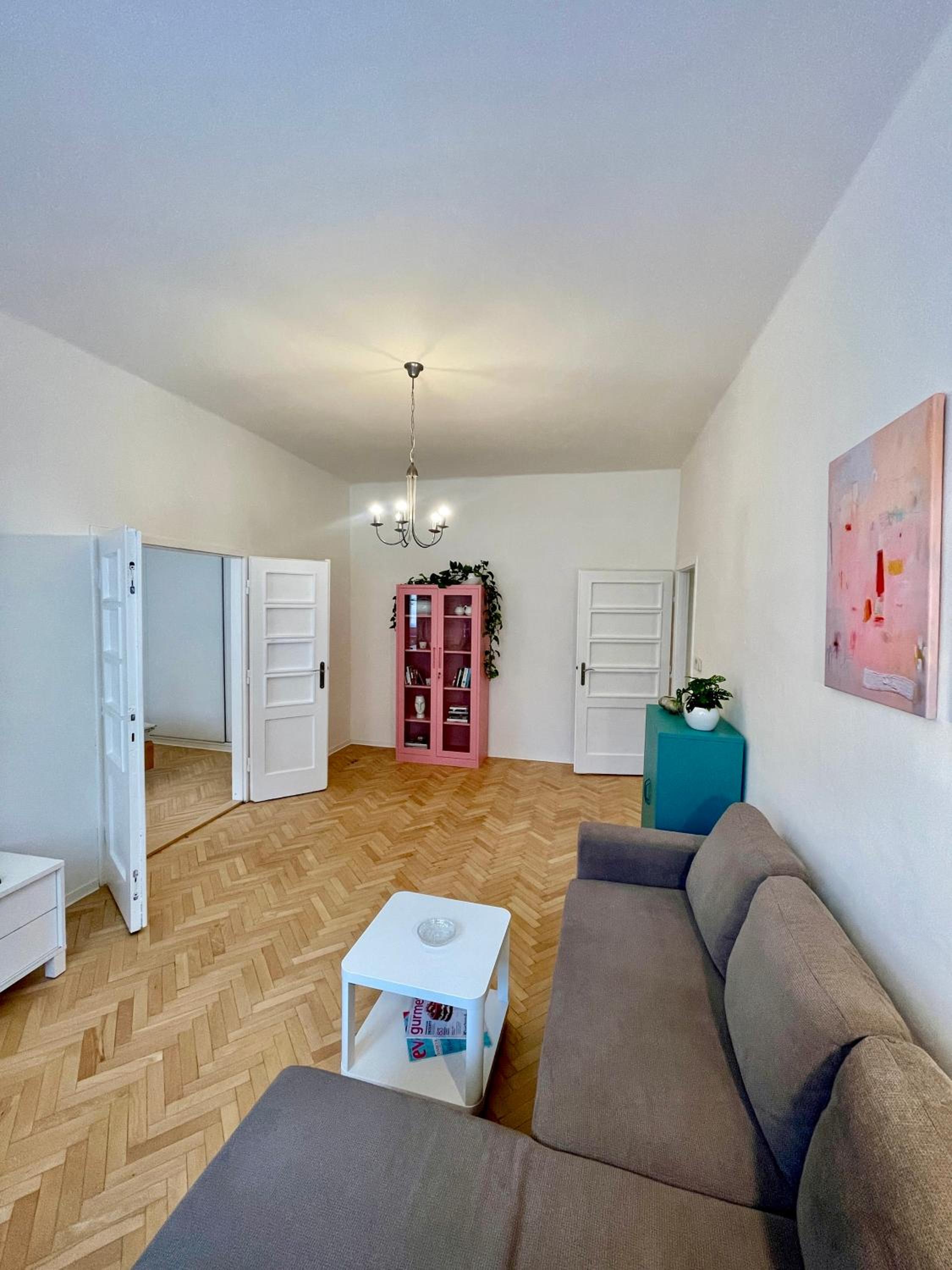 Nikki's vintage apartment in old town view 3
