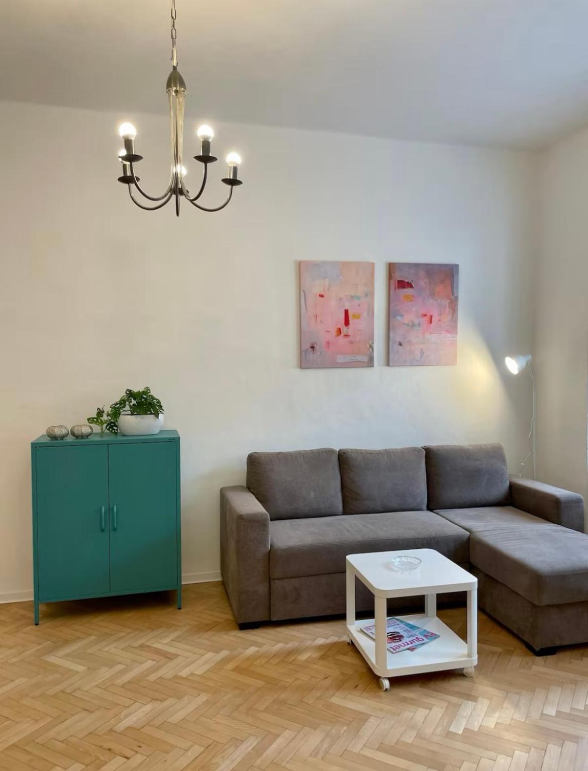 Nikki's vintage apartment in old town view 4