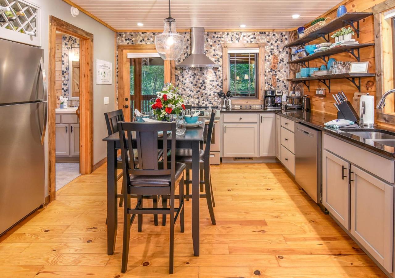 Freedom Creek Hideaway-Veteran Host-Pet Friendly-Single nights-Newly Renovated!! view 3