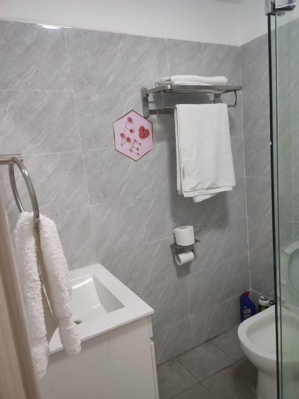 Super Studio Kileleshwa with GYM,balcony & Netflix view 4