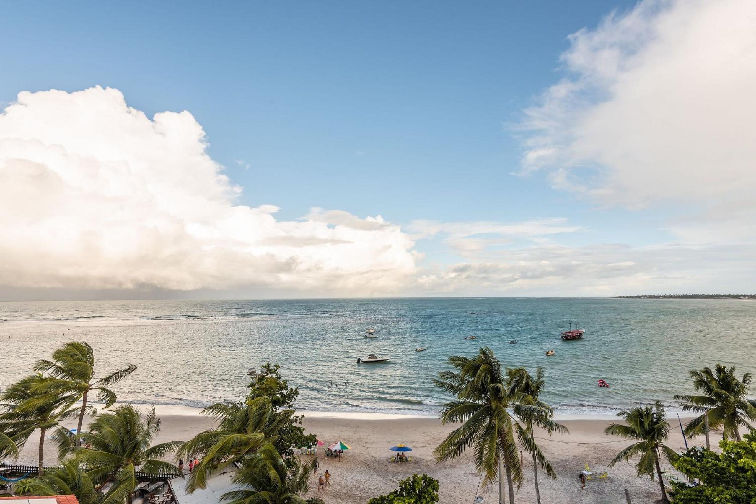 Beachfront flat at Porto de Galinhas beach, close to the natural pools.