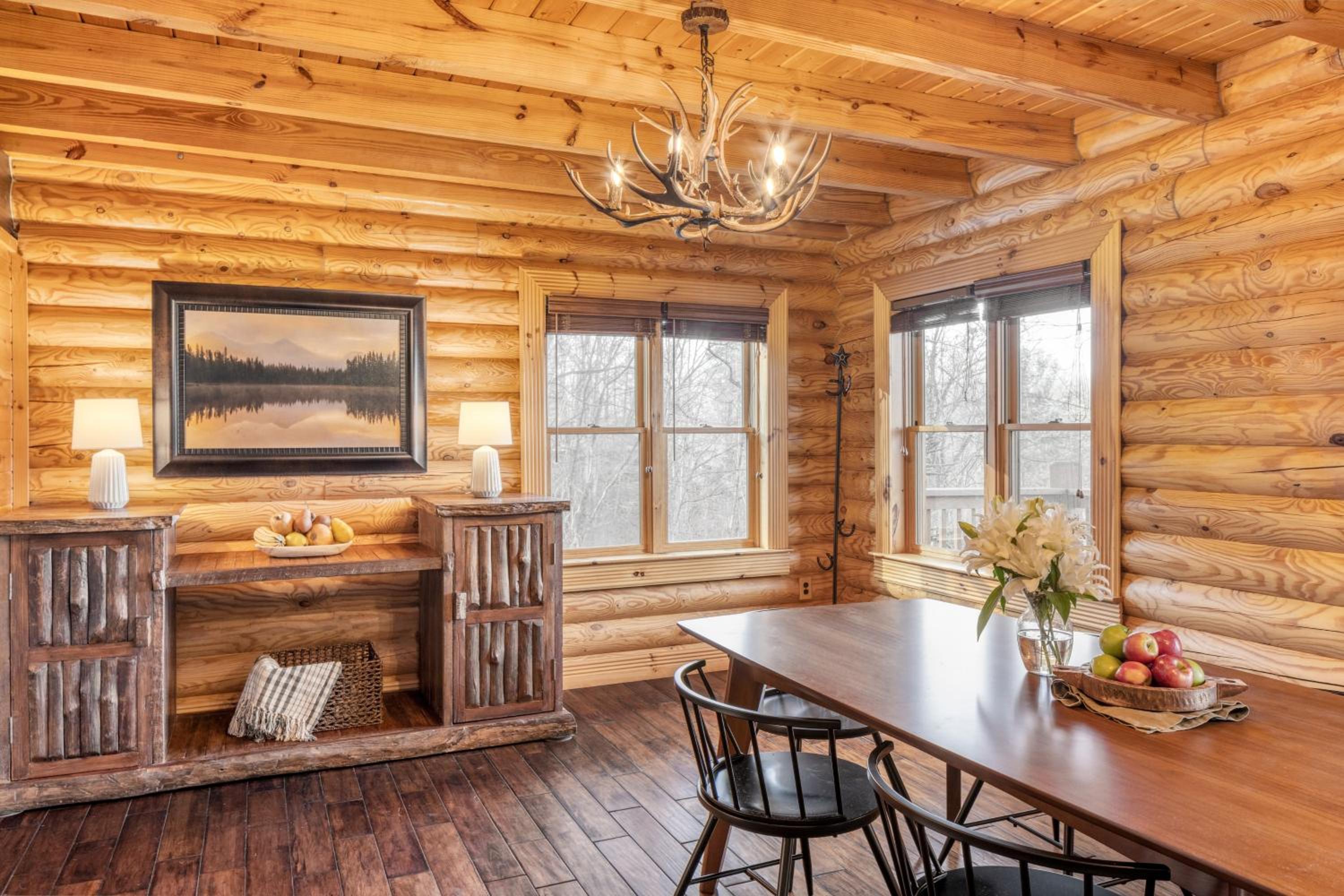 Leyland by AvantStay Cabin Mansion w Views