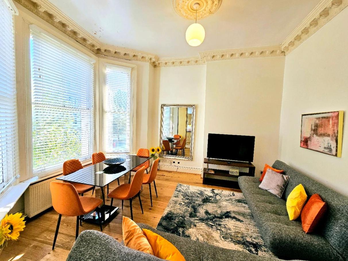 Charming Home with Private Balcony, on 1st floor, with 2 Bathrooms, 3 min walk to Earl's Court Station