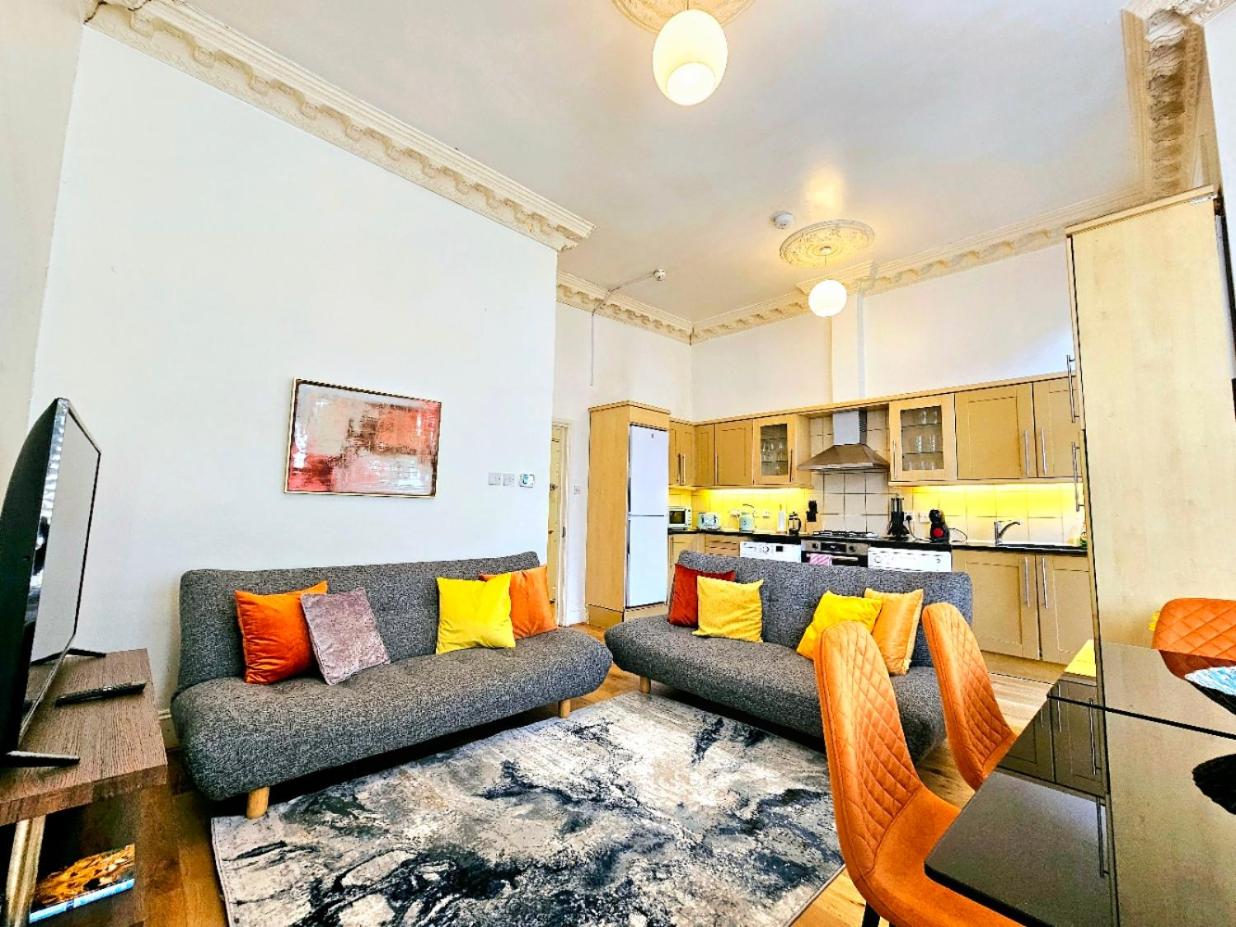 Charming Home with Private Balcony, on 1st floor, with 2 Bathrooms, 3 min walk to Earl's Court Station