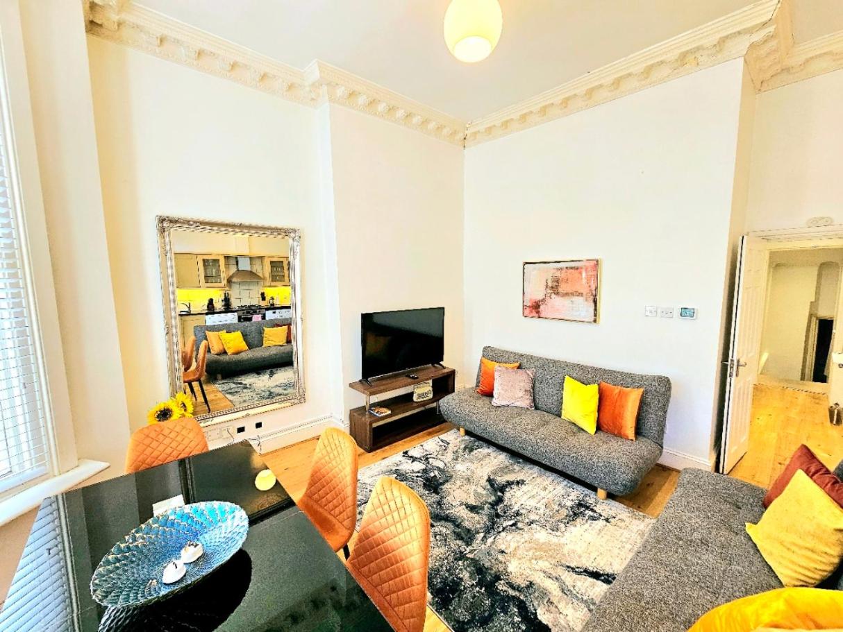 Charming Home with Private Balcony, on 1st floor, with 2 Bathrooms, 3 min walk to Earl's Court Station