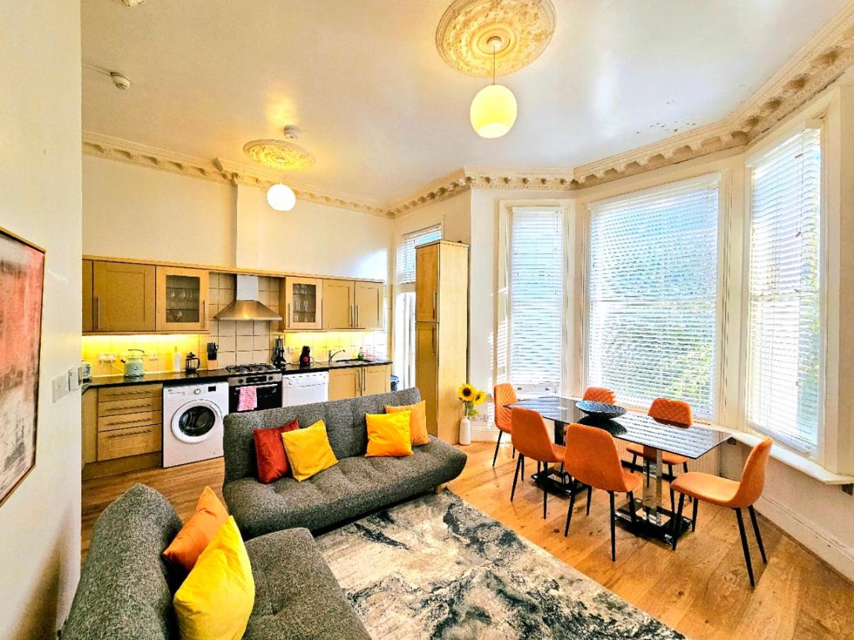 Charming Home with Private Balcony, on 1st floor, with 2 Bathrooms, 3 min walk to Earl's Court Station