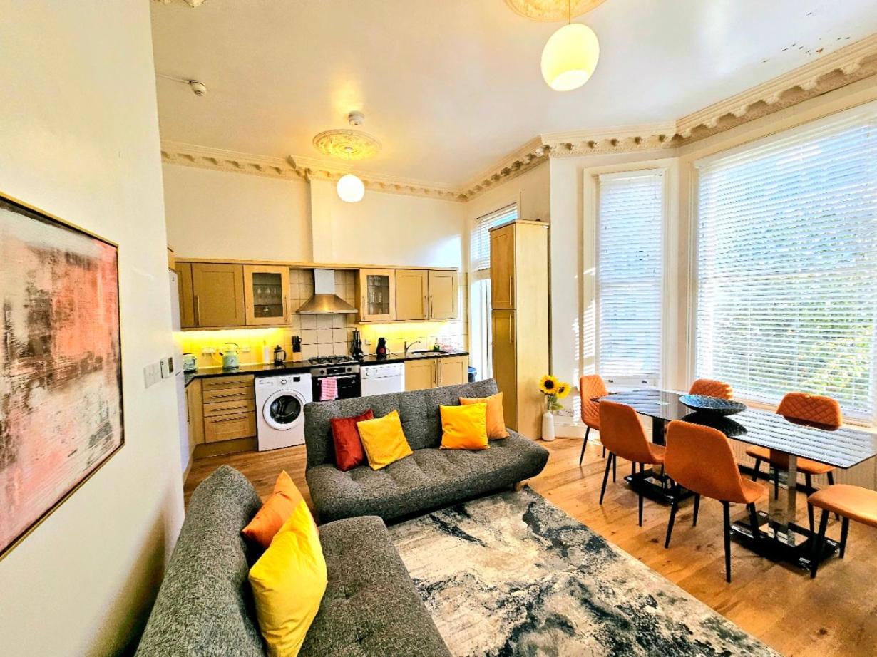 Charming Home with Private Balcony, on 1st floor, with 2 Bathrooms, 3 min walk to Earl's Court Station