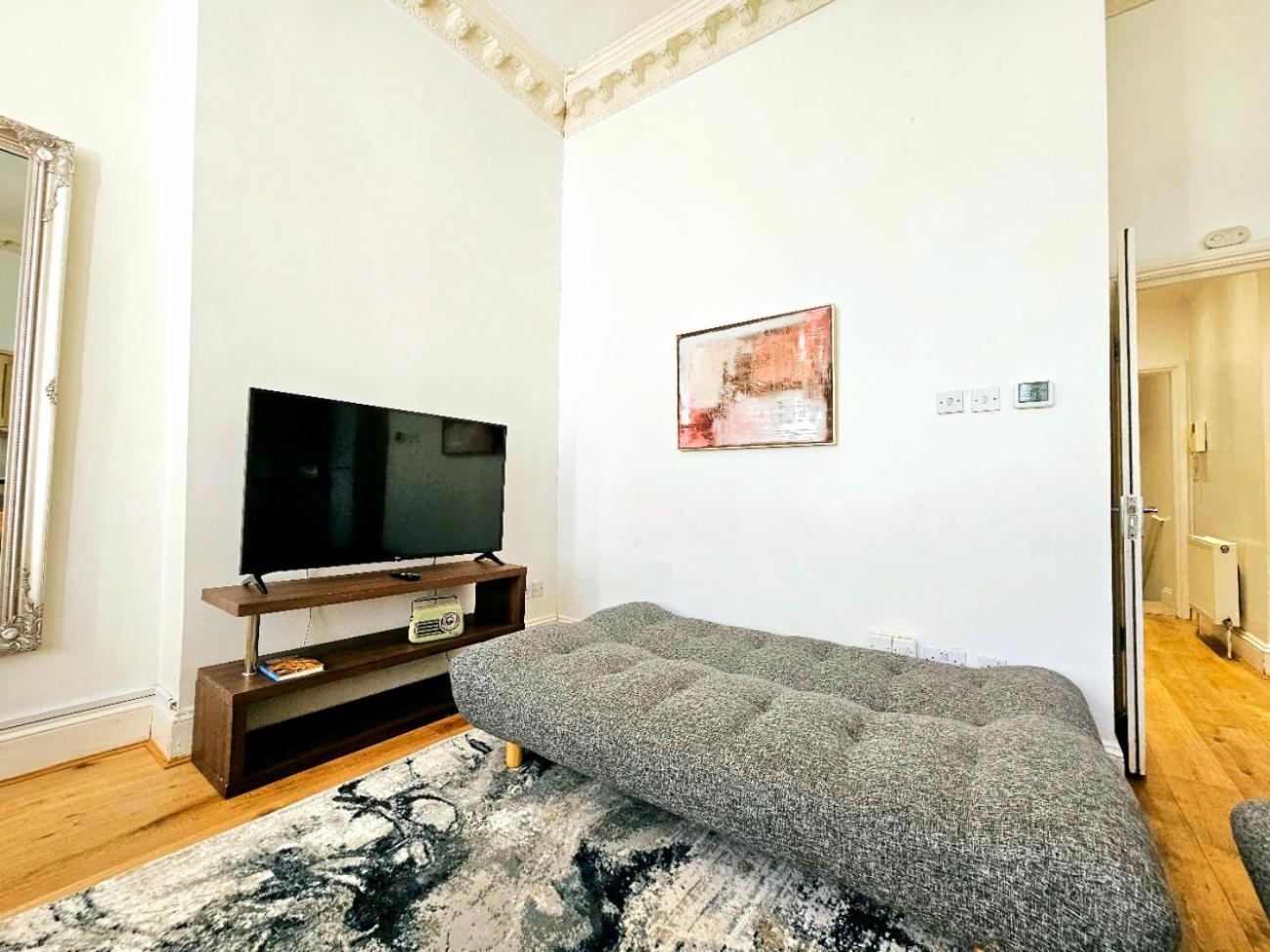 Charming Home with Private Balcony, on 1st floor, with 2 Bathrooms, 3 min walk to Earl's Court Station