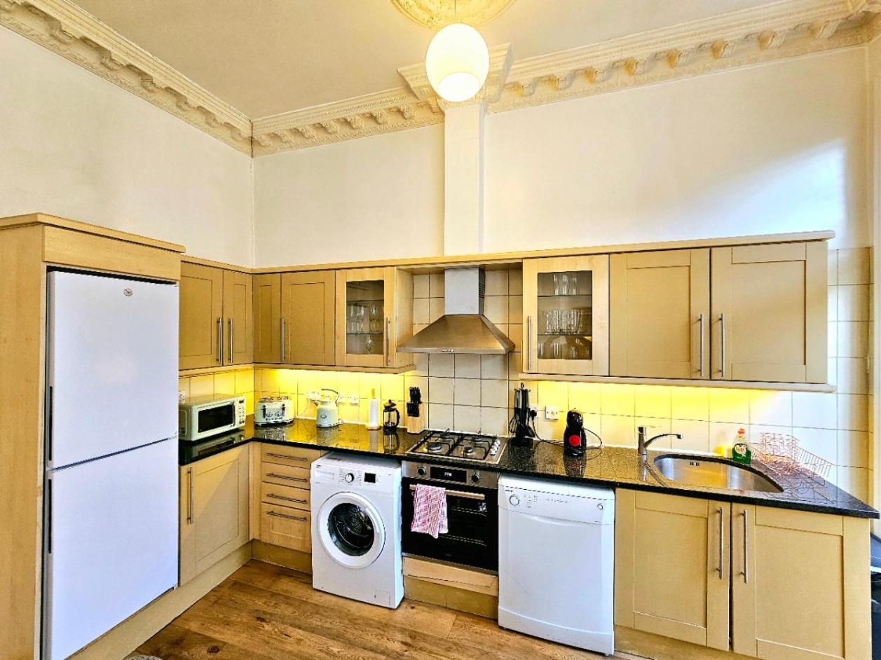 Charming Home with Private Balcony, on 1st floor, with 2 Bathrooms, 3 min walk to Earl's Court Station