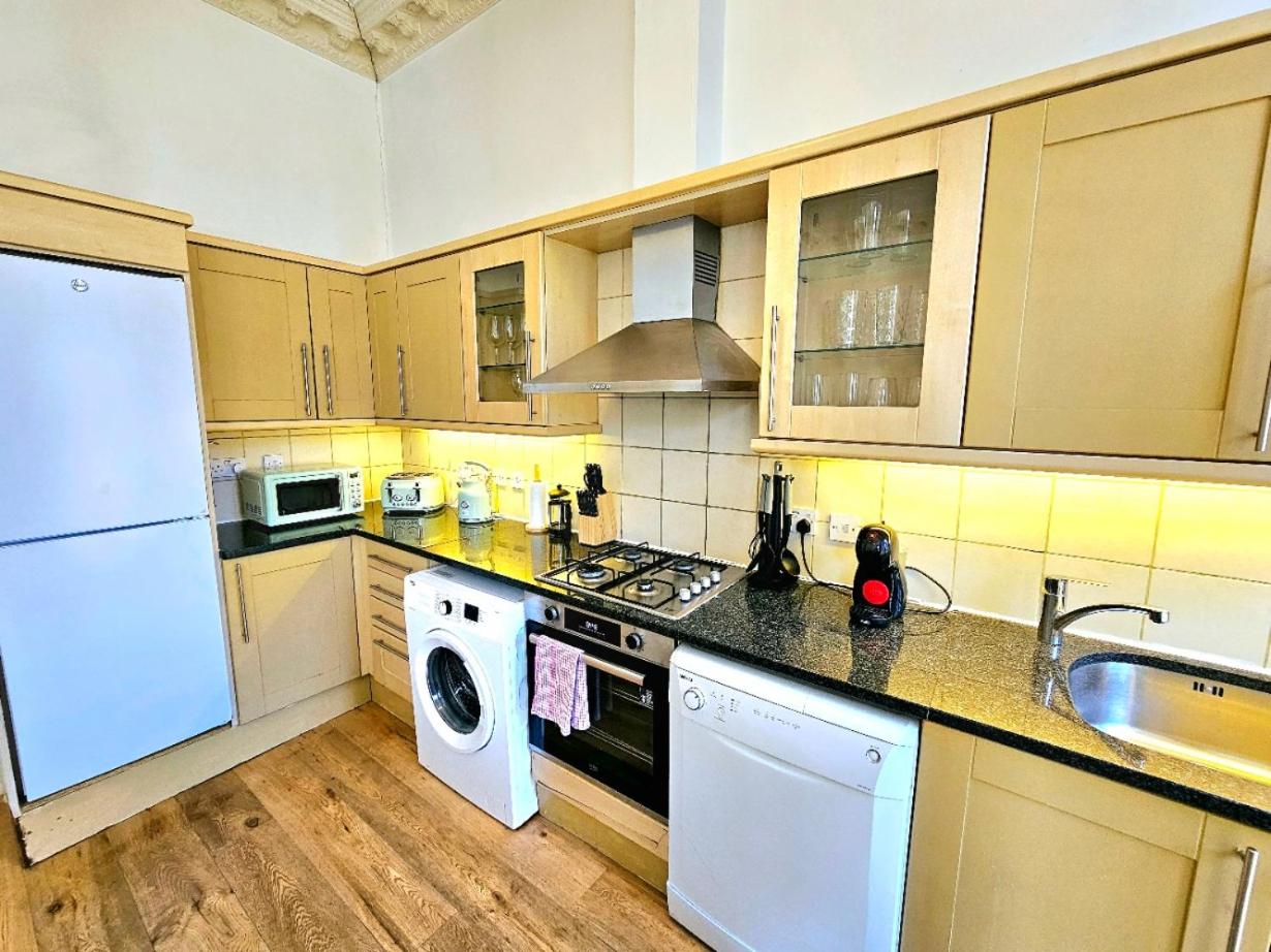 Charming Home with Private Balcony, on 1st floor, with 2 Bathrooms, 3 min walk to Earl's Court Station
