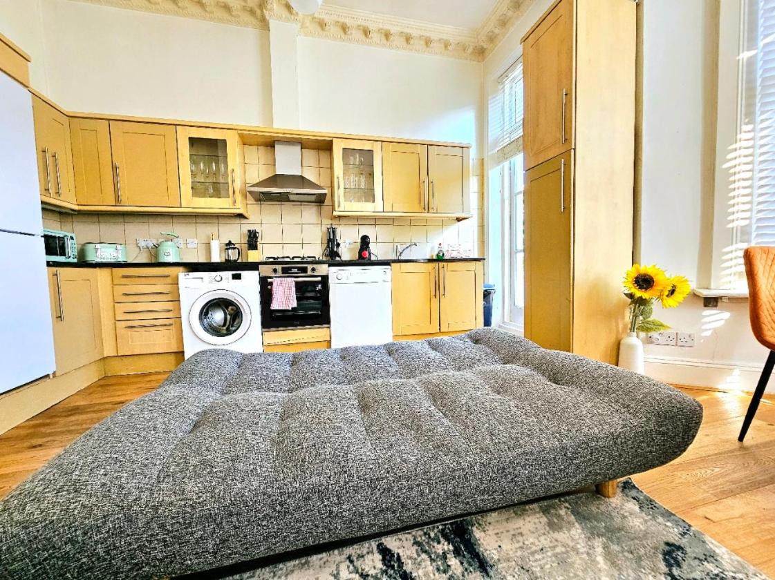 Charming Home with Private Balcony, on 1st floor, with 2 Bathrooms, 3 min walk to Earl's Court Station
