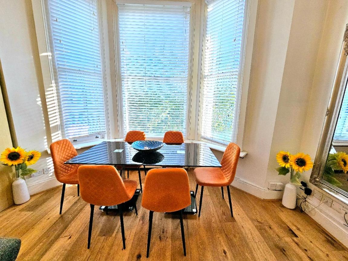 Charming Home with Private Balcony, on 1st floor, with 2 Bathrooms, 3 min walk to Earl's Court Station