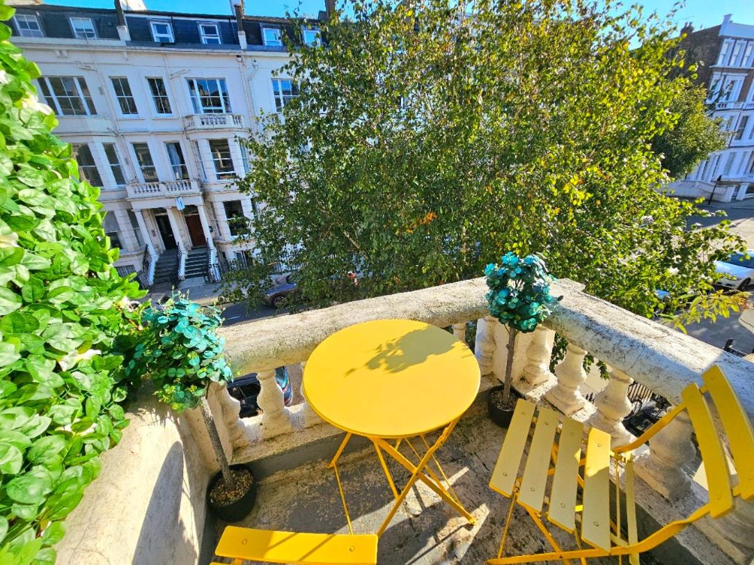Charming Home with Private Balcony, on 1st floor, with 2 Bathrooms, 3 min walk to Earl's Court Station