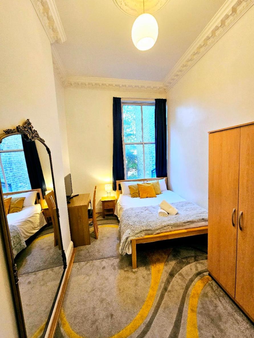 Charming Home with Private Balcony, on 1st floor, with 2 Bathrooms, 3 min walk to Earl's Court Station