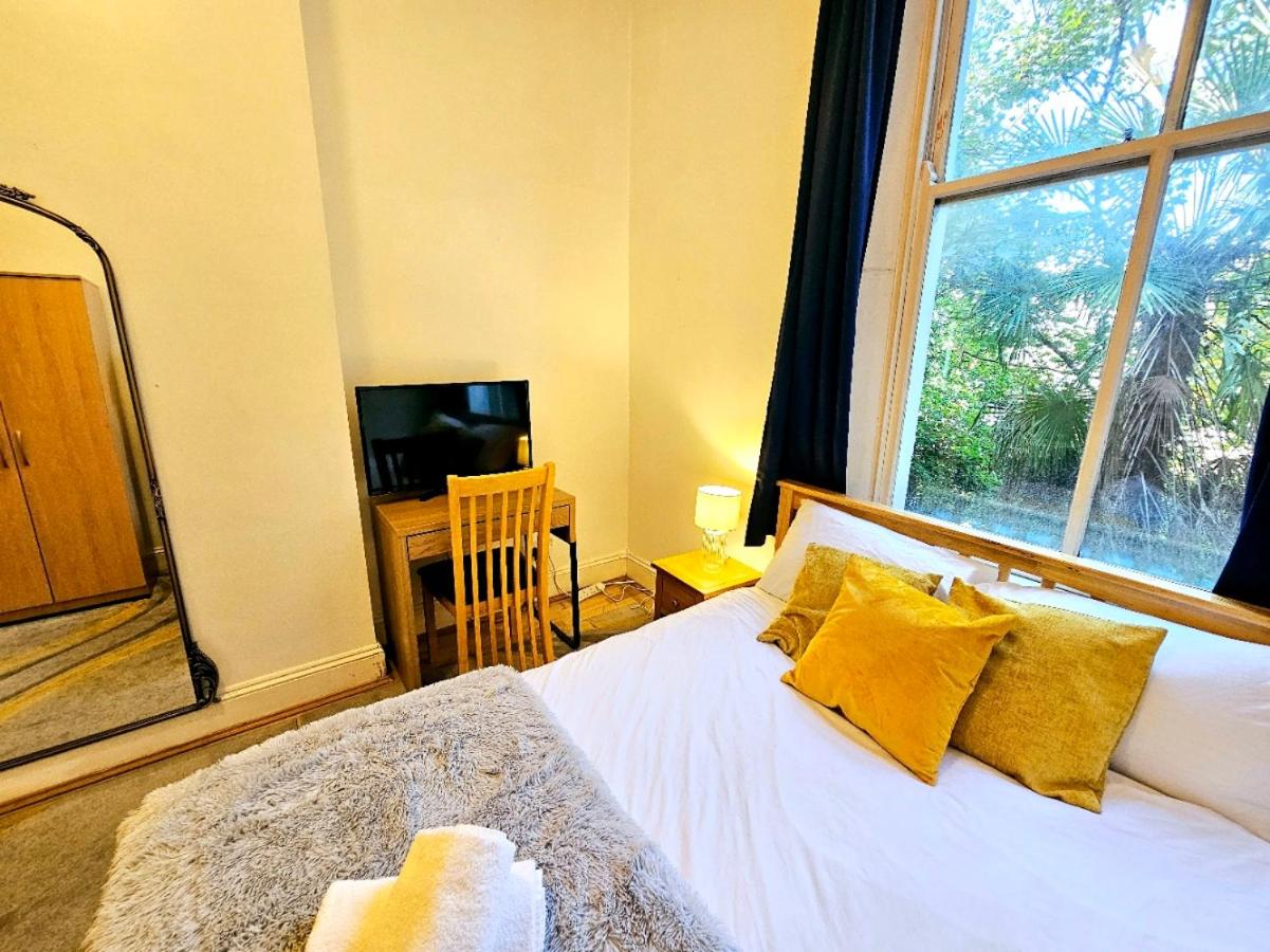 Charming Home with Private Balcony, on 1st floor, with 2 Bathrooms, 3 min walk to Earl's Court Station