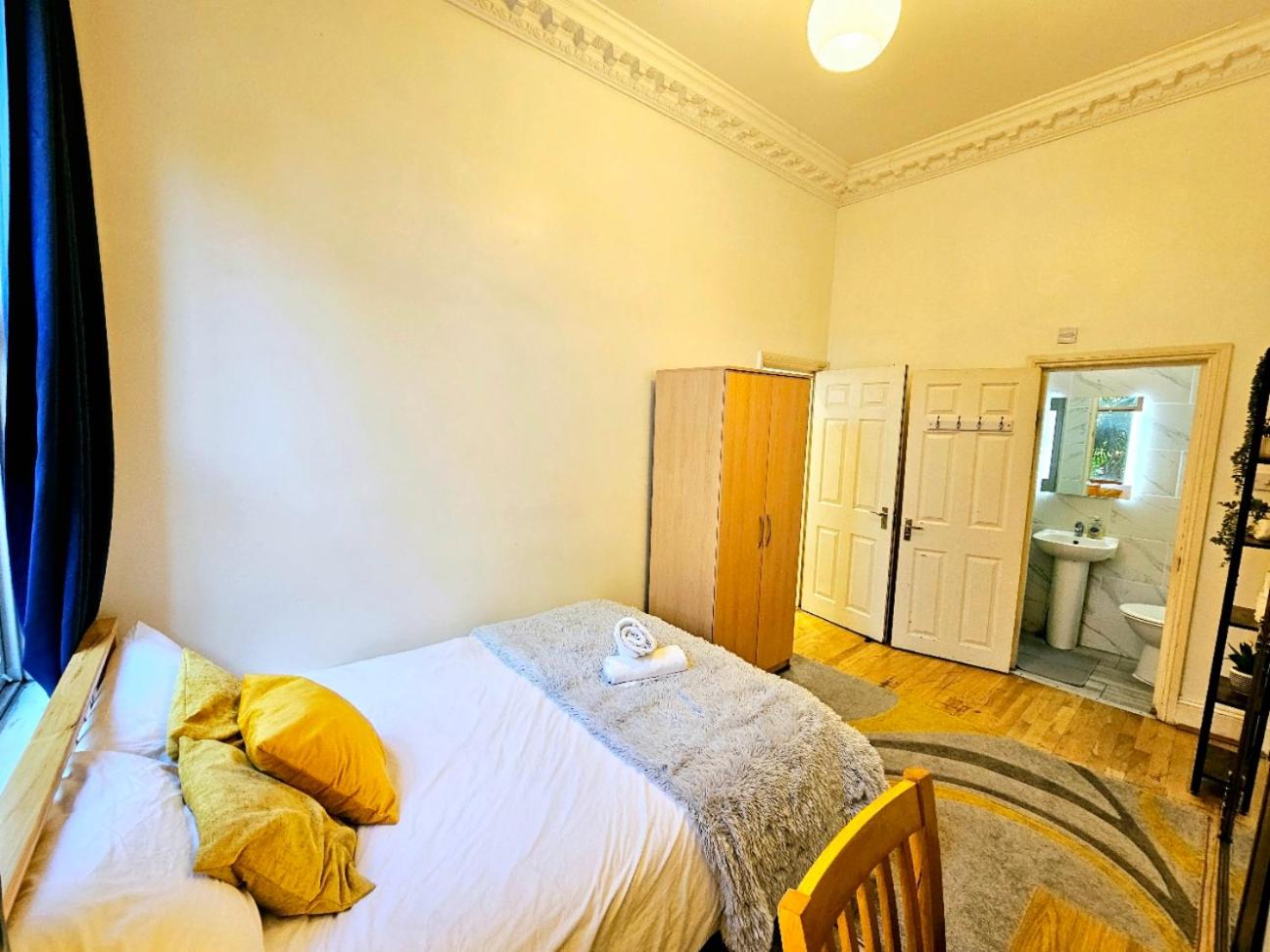 Charming Home with Private Balcony, on 1st floor, with 2 Bathrooms, 3 min walk to Earl's Court Station
