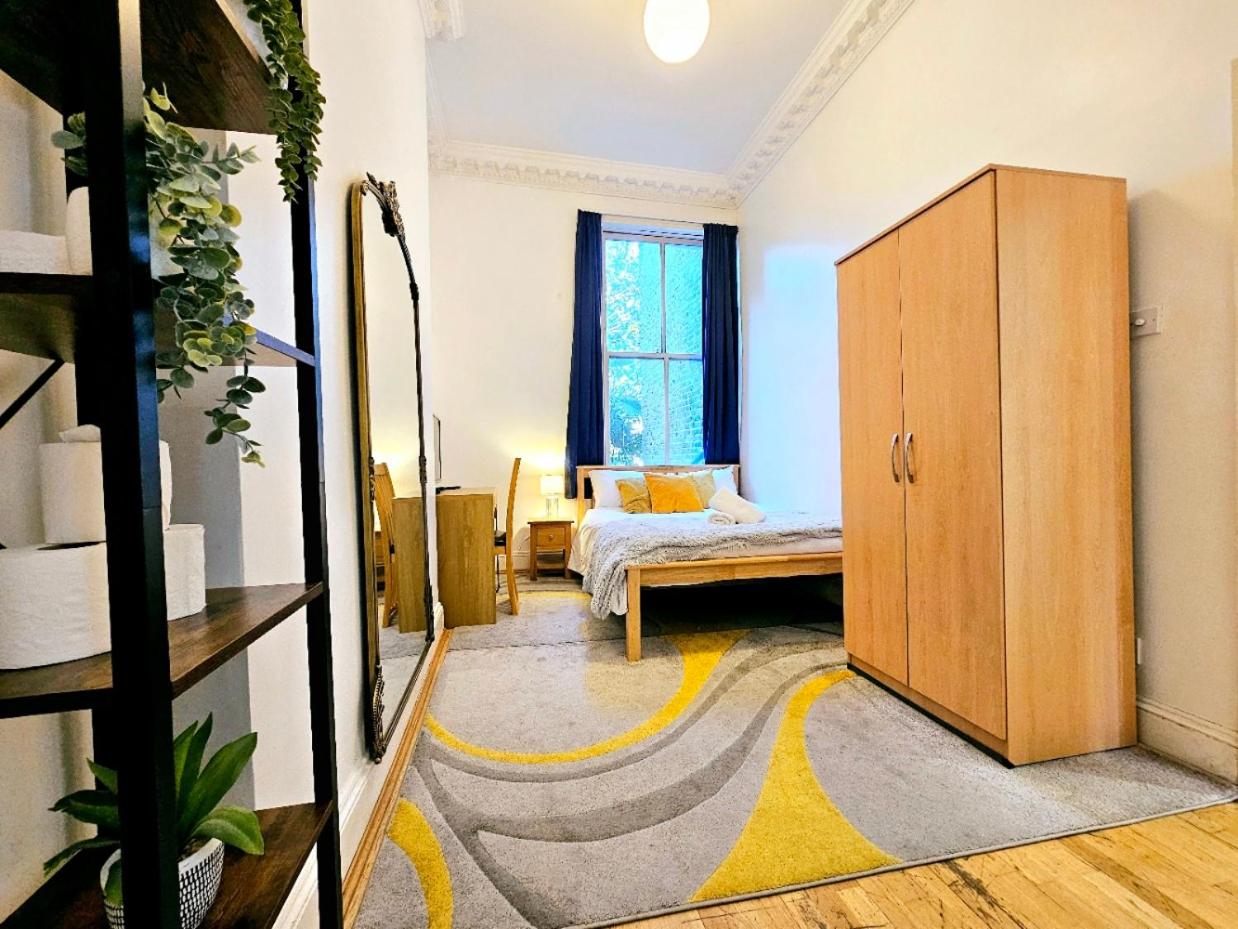 Charming Home with Private Balcony, on 1st floor, with 2 Bathrooms, 3 min walk to Earl's Court Station
