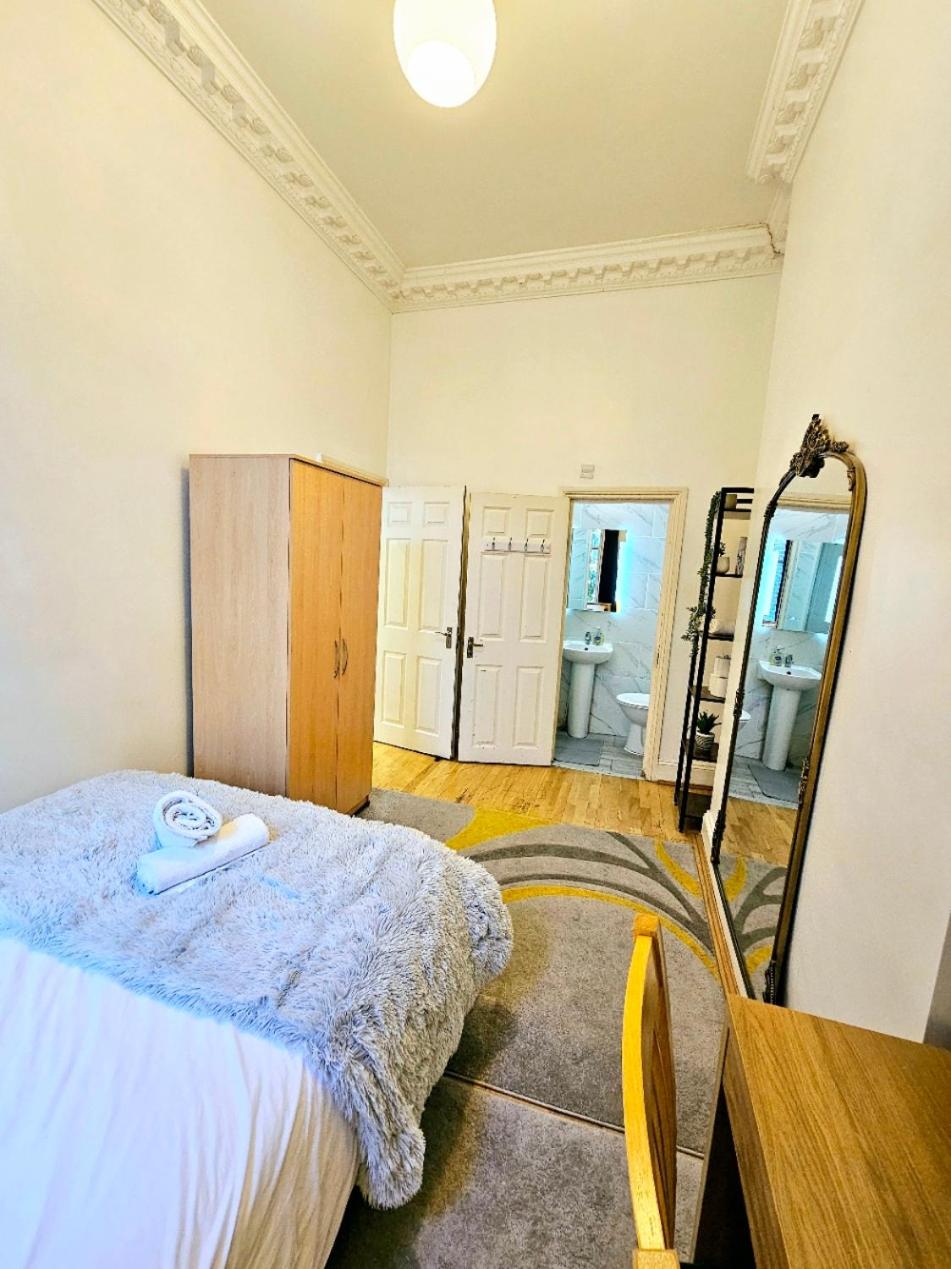 Charming Home with Private Balcony, on 1st floor, with 2 Bathrooms, 3 min walk to Earl's Court Station