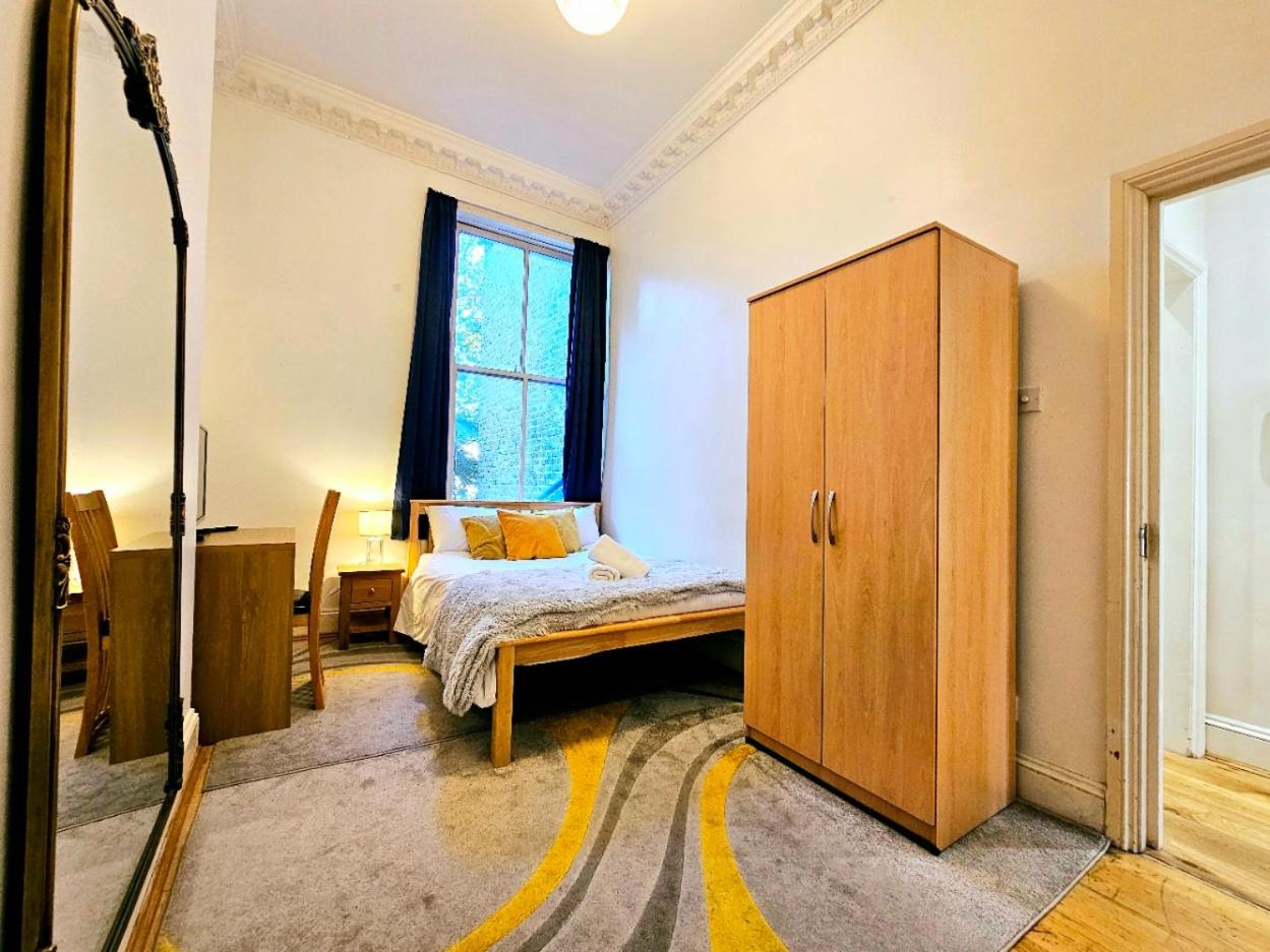 Charming Home with Private Balcony, on 1st floor, with 2 Bathrooms, 3 min walk to Earl's Court Station