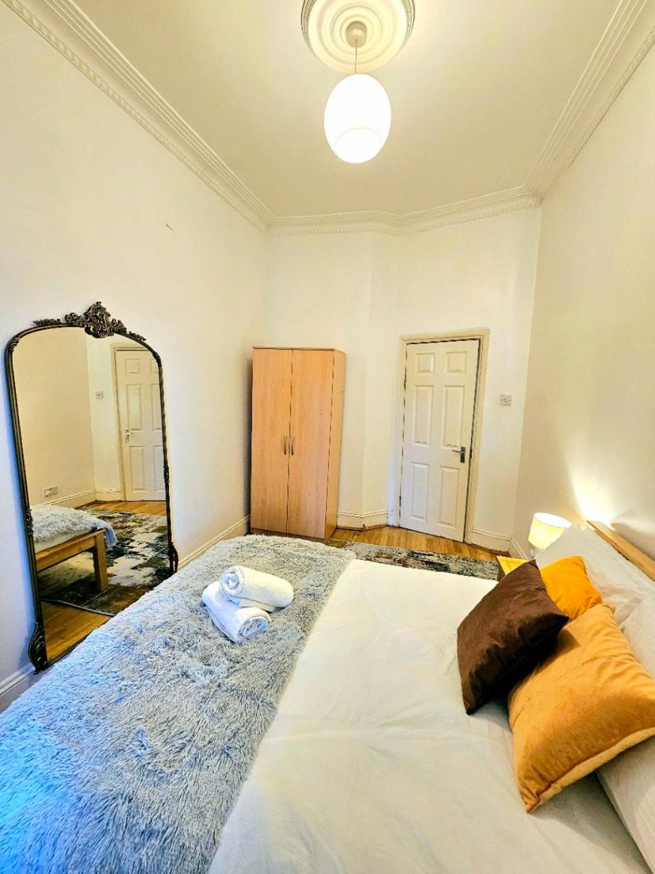 Charming Home with Private Balcony, on 1st floor, with 2 Bathrooms, 3 min walk to Earl's Court Station