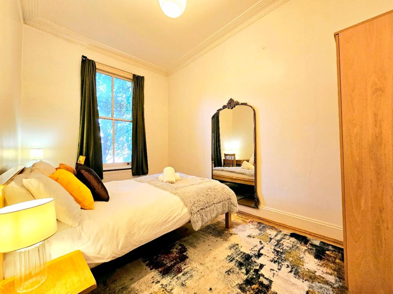 Charming Home with Private Balcony, on 1st floor, with 2 Bathrooms, 3 min walk to Earl's Court Station