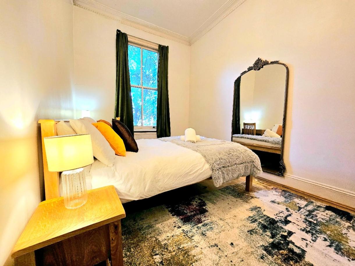 Charming Home with Private Balcony, on 1st floor, with 2 Bathrooms, 3 min walk to Earl's Court Station
