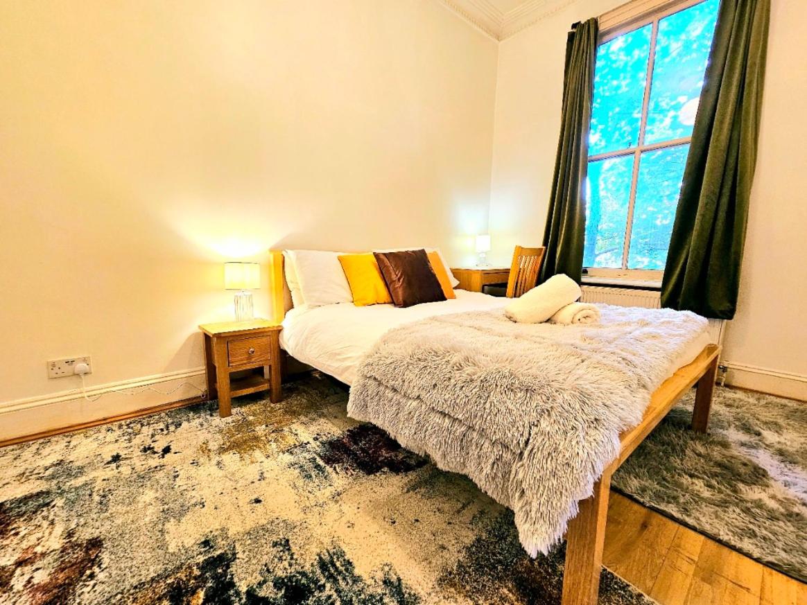 Charming Home with Private Balcony, on 1st floor, with 2 Bathrooms, 3 min walk to Earl's Court Station