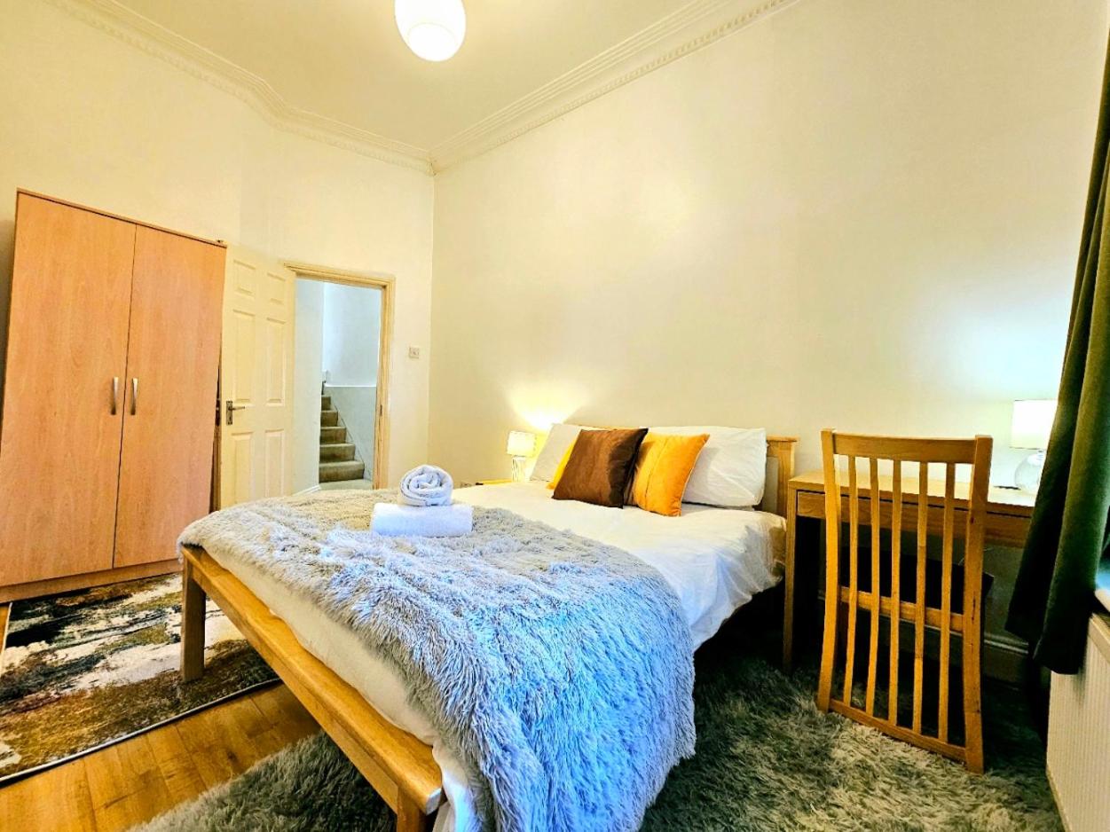 Charming Home with Private Balcony, on 1st floor, with 2 Bathrooms, 3 min walk to Earl's Court Station