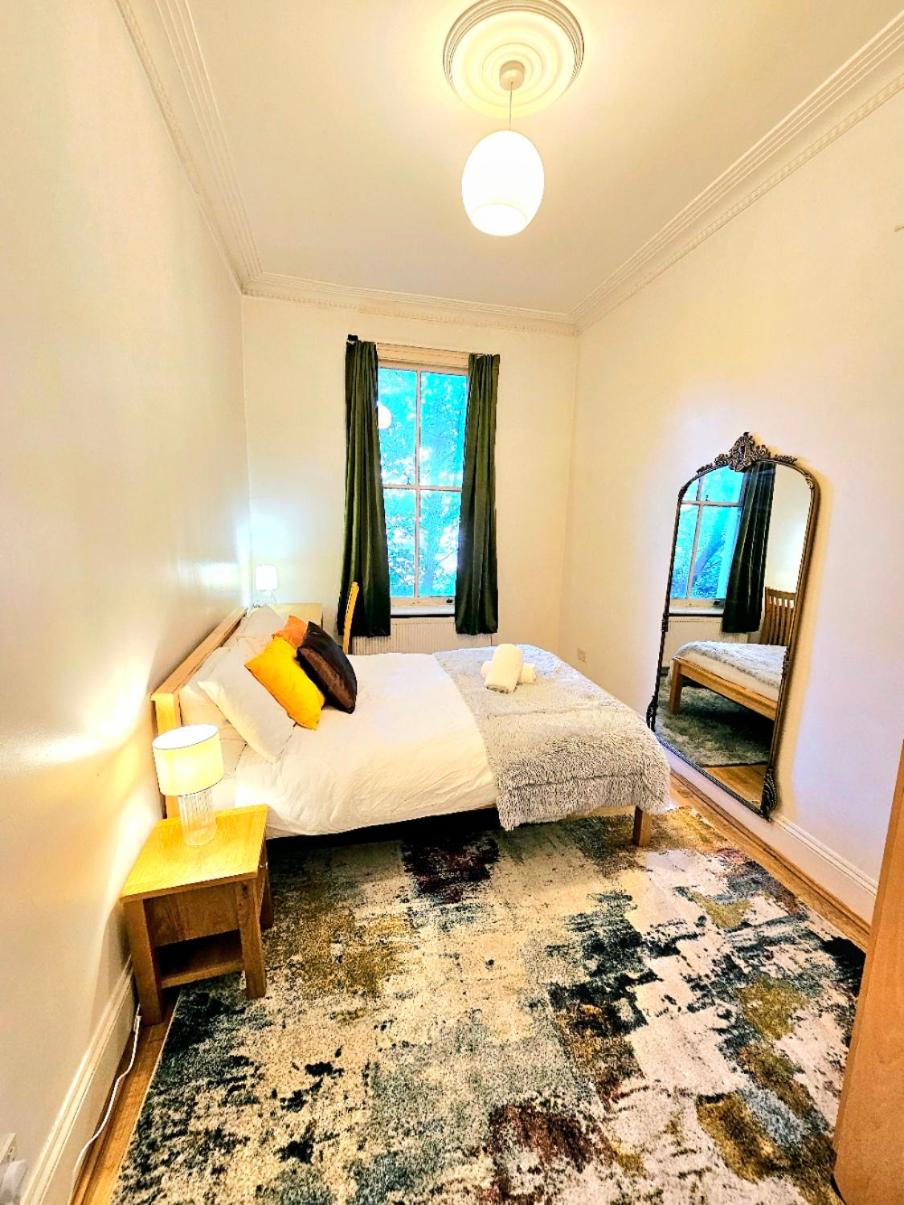 Charming Home with Private Balcony, on 1st floor, with 2 Bathrooms, 3 min walk to Earl's Court Station