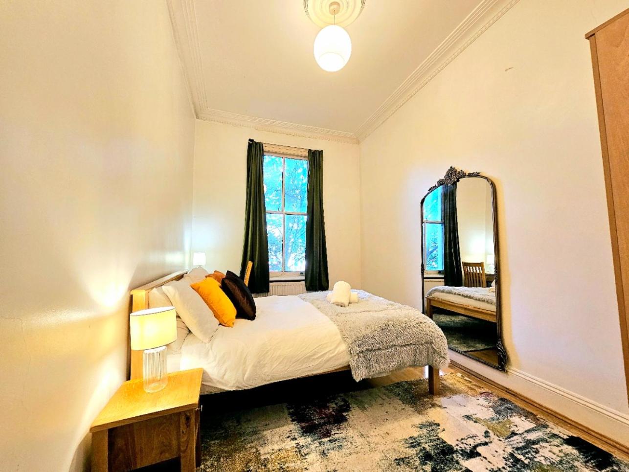Charming Home with Private Balcony, on 1st floor, with 2 Bathrooms, 3 min walk to Earl's Court Station